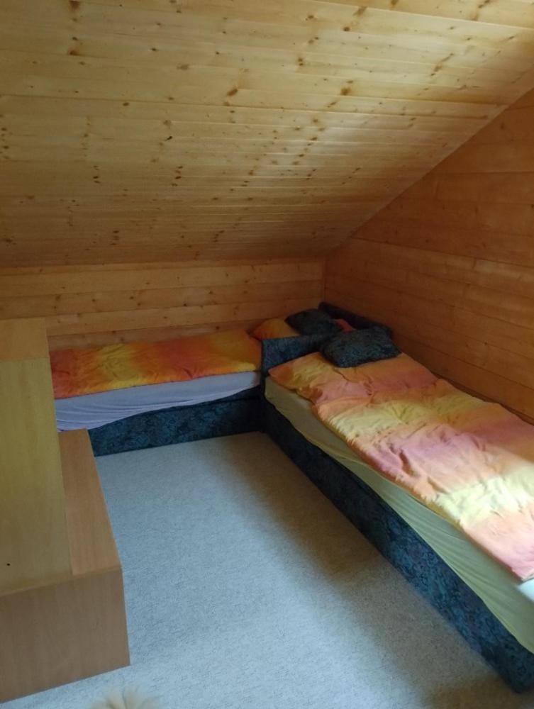 Chaloupka u potůčku