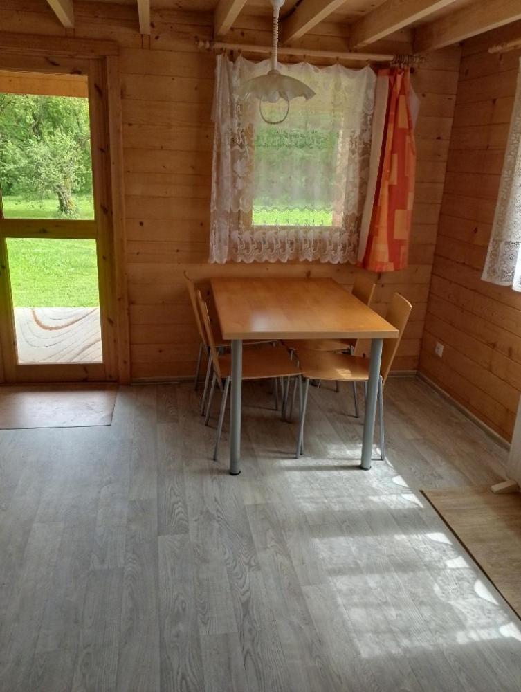 Chaloupka u potůčku