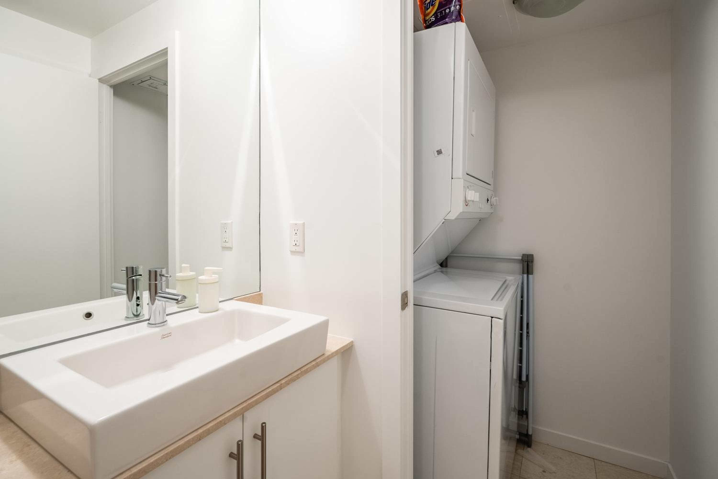 1BR Luxury Condo - Downtown Toronto