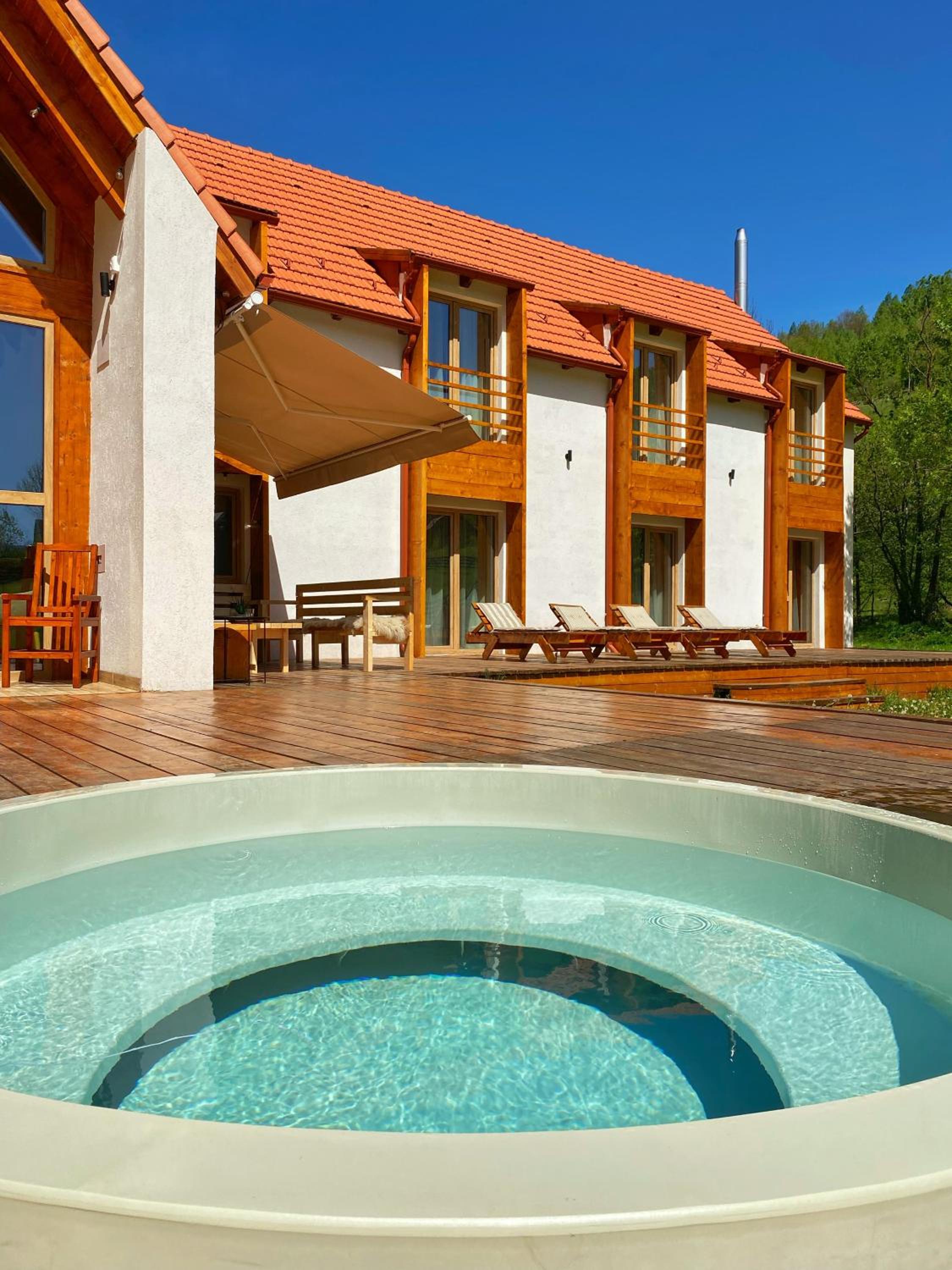 Scrind 11 - Madleine Chalet view 3