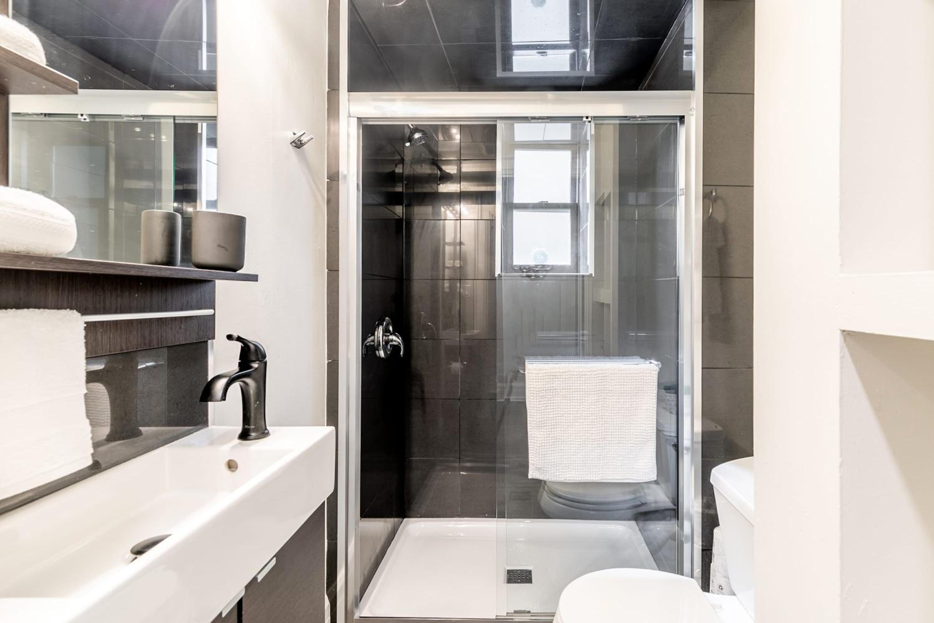 Modern Apartment in a Trendy Neighbourhood