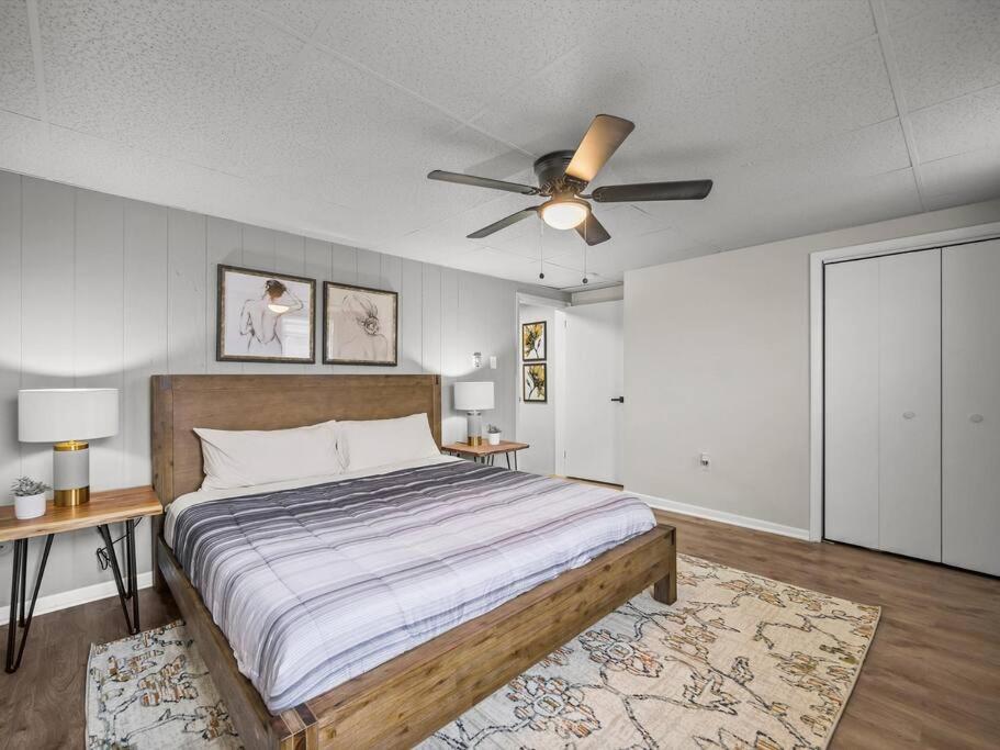 Bloomfield, Pittsburgh Bright and Spacious TWO Bedroom Apt with Free Parking view 4