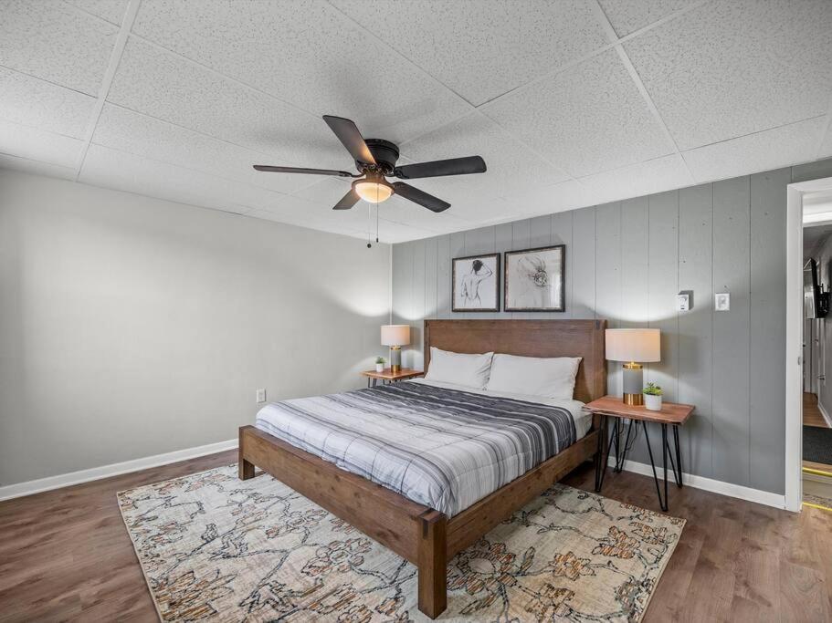 Bloomfield, Pittsburgh Bright and Spacious TWO Bedroom Apt with Free Parking view 2