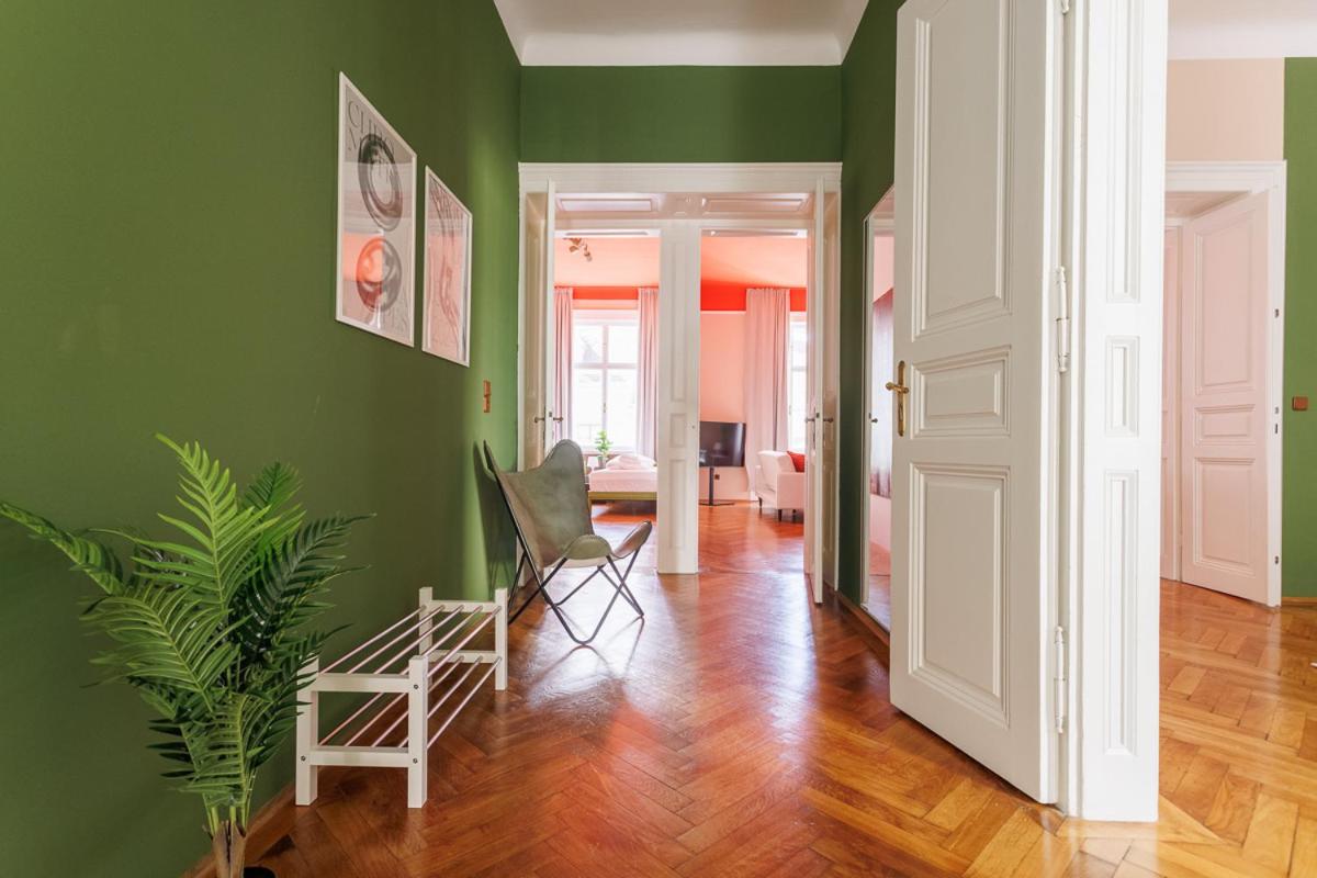 Stadtpark City Apartment is Calling - by 4ty3 Apartments