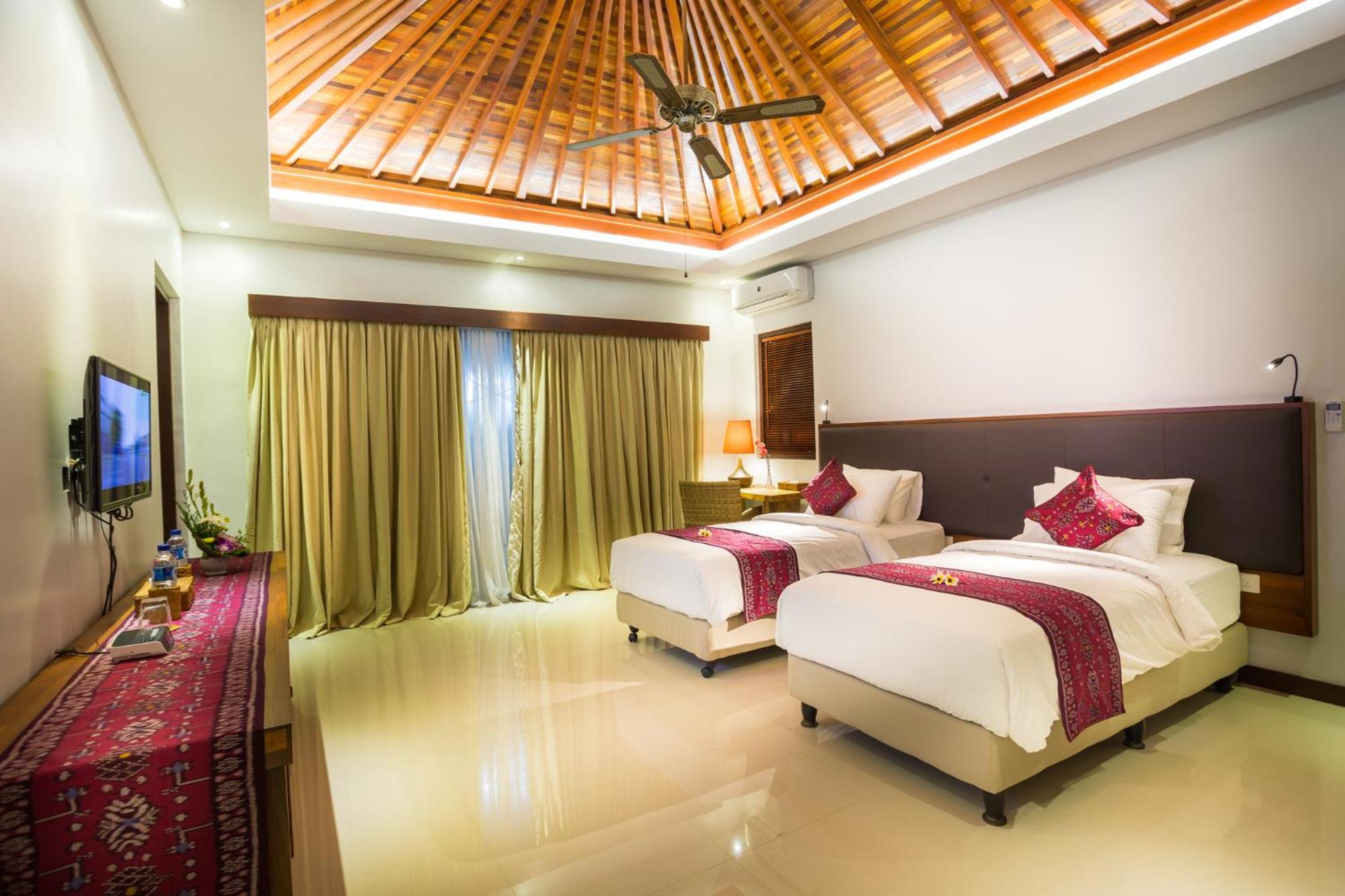 LA-BALI Villa Sanur, Spacious & Large 4BR with Private Pool, Pool Table, 5-Minutes walk to the Beach, Private Cook, Massage, Daily Tour
