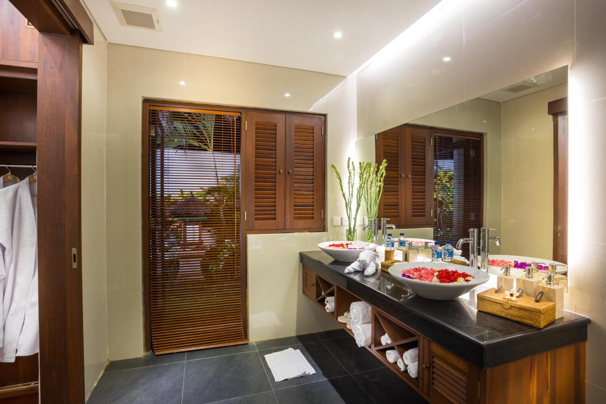 LA-BALI Villa Sanur, Spacious & Large 4BR with Private Pool, Pool Table, 5-Minutes walk to the Beach, Private Cook, Massage, Daily Tour
