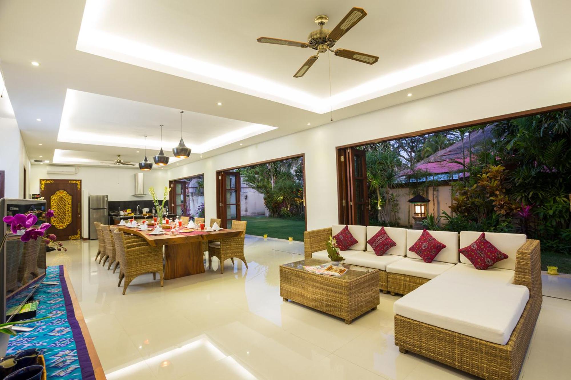 LA-BALI Villa Sanur, Spacious & Large 4BR with Private Pool, Pool Table, 5-Minutes walk to the Beach, Private Cook, Massage, Daily Tour