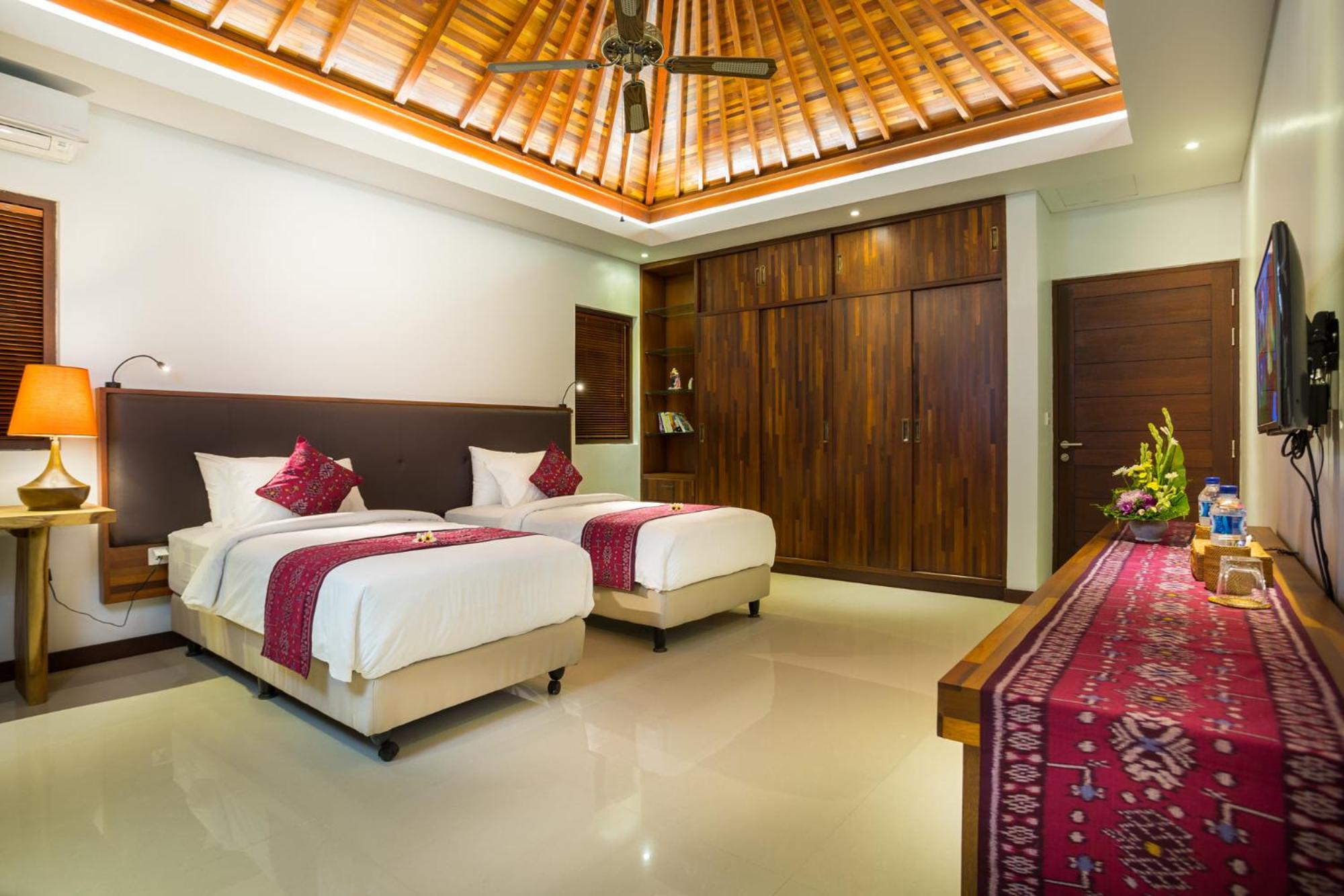 LA-BALI Villa Sanur, Spacious & Large 4BR with Private Pool, Pool Table, 5-Minutes walk to the Beach, Private Cook, Massage, Daily Tour