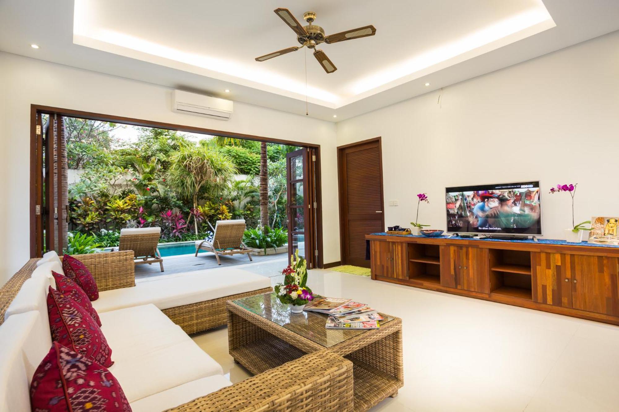 LA-BALI Villa Sanur, Spacious & Large 4BR with Private Pool, Pool Table, 5-Minutes walk to the Beach, Private Cook, Massage, Daily Tour