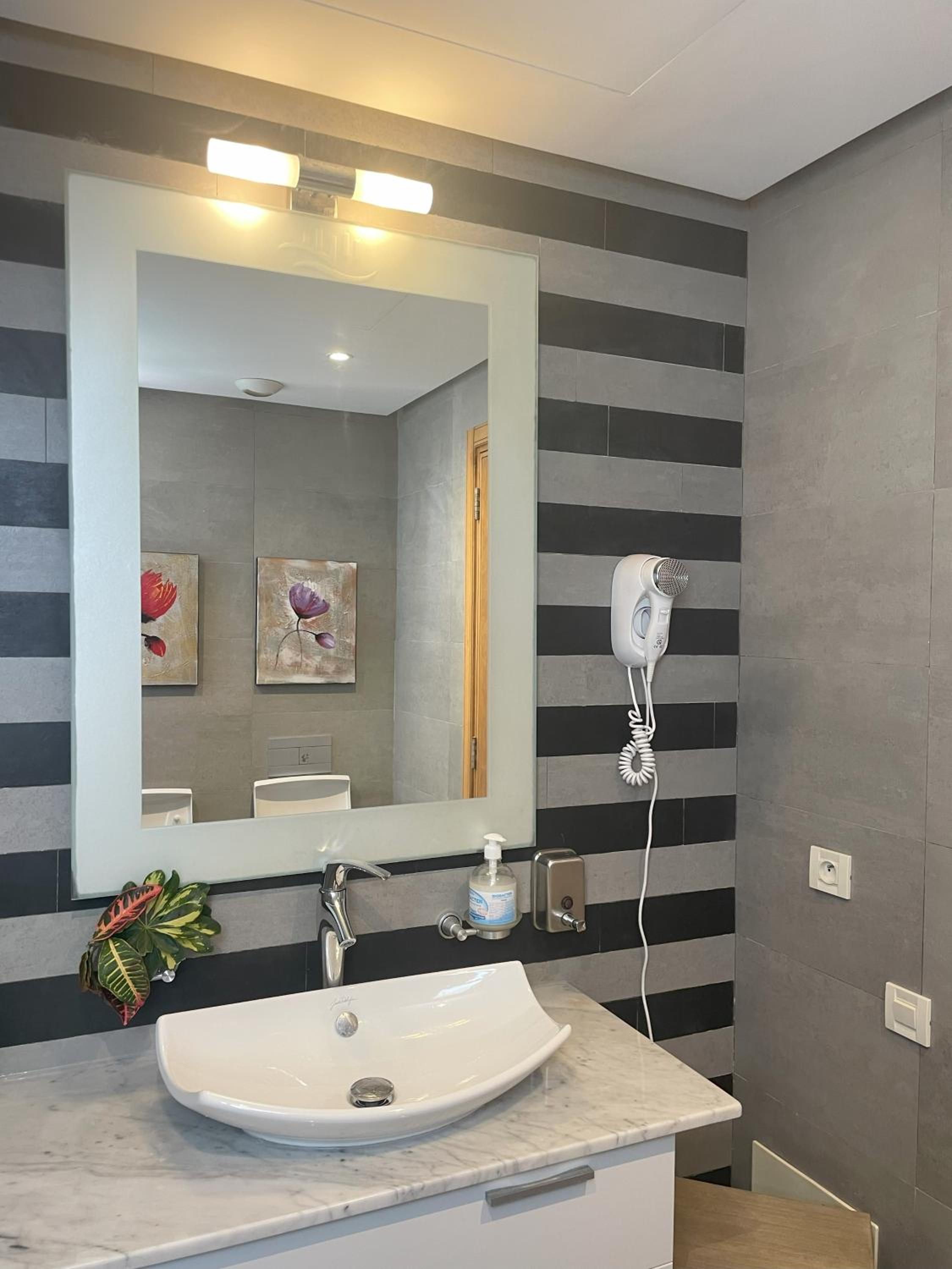 Superb new apartment with see view & free parking view 4