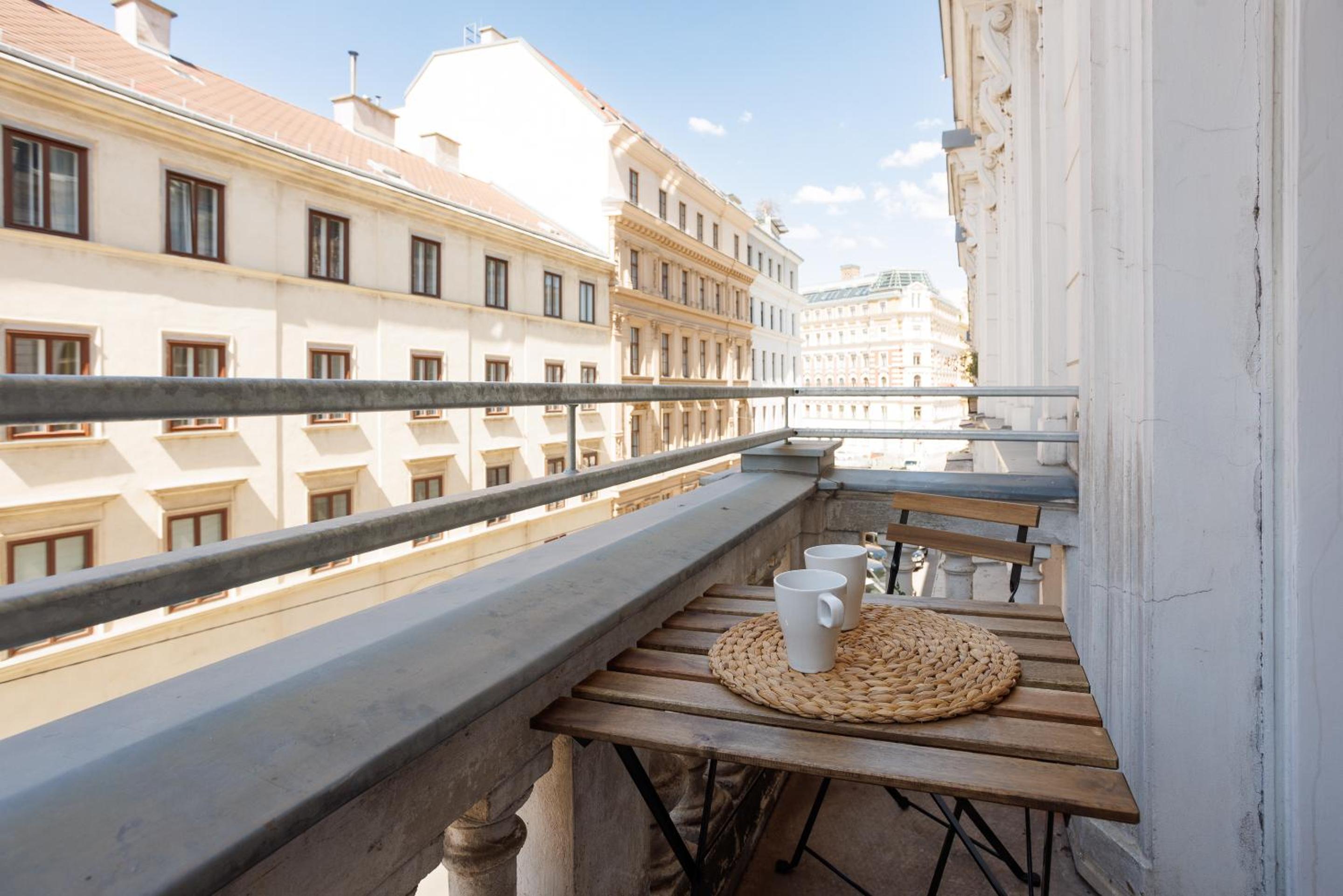 Stadtpark City Apartment is Calling - by 4ty3 Apartments