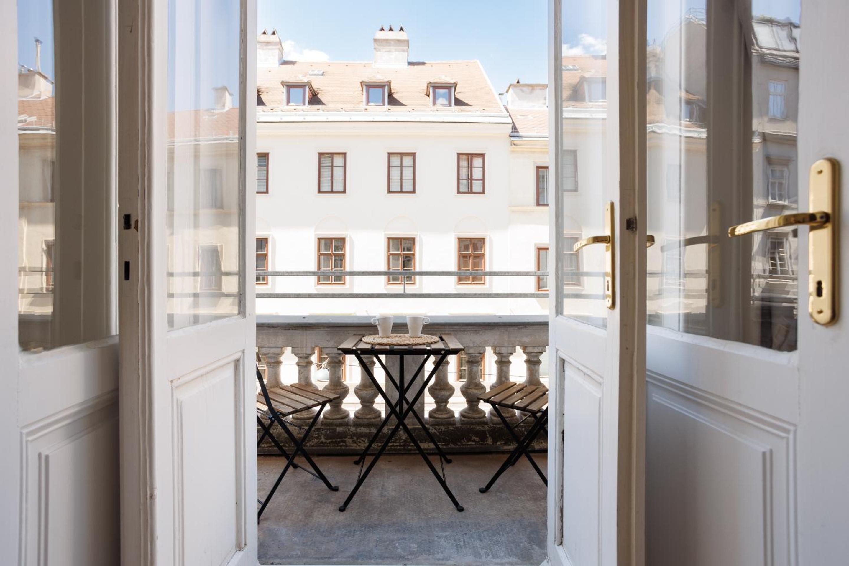 Stadtpark City Apartment is Calling - by 4ty3 Apartments