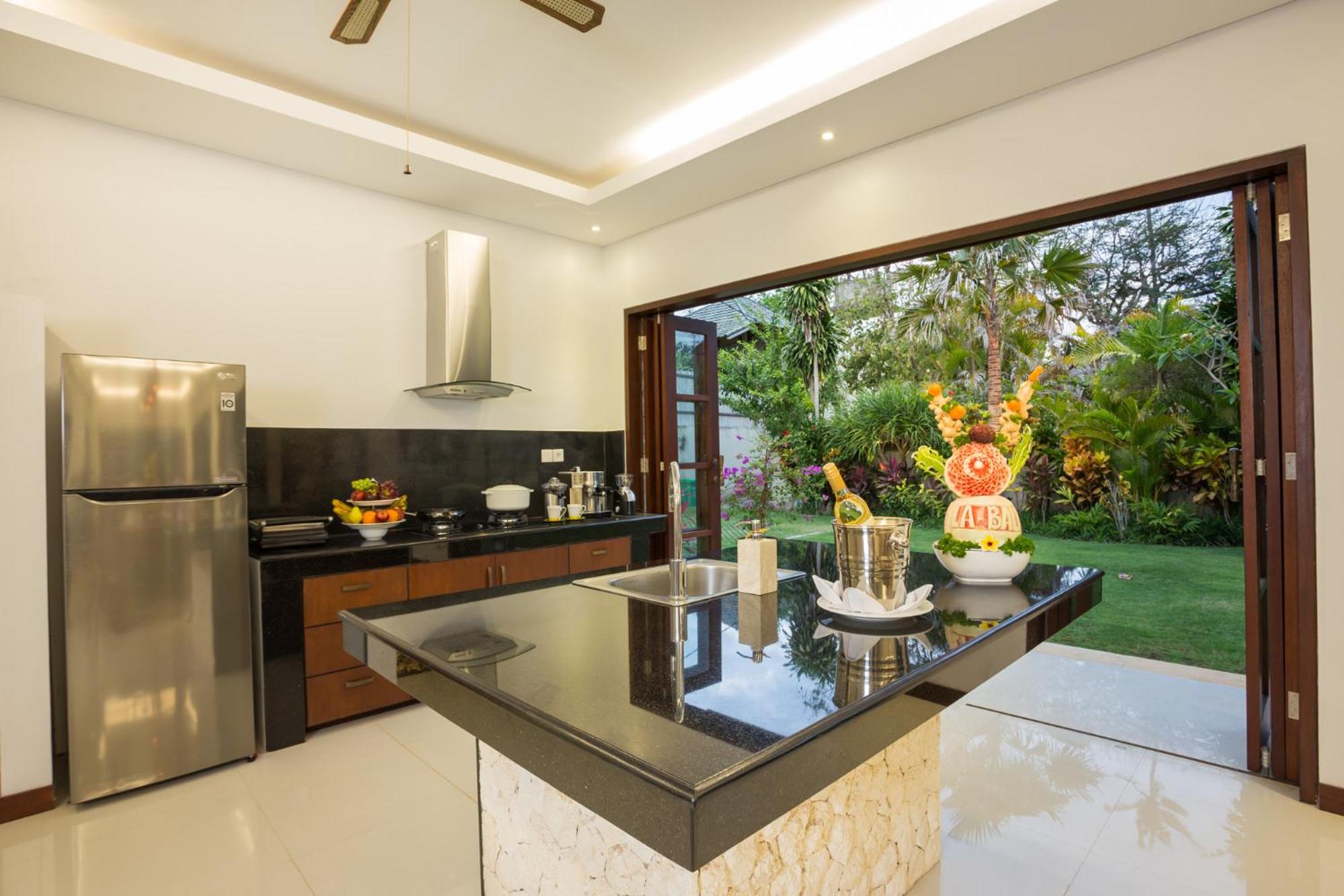 LA-BALI Villa Sanur, Spacious & Large 4BR with Private Pool, Pool Table, 5-Minutes walk to the Beach, Private Cook, Massage, Daily Tour