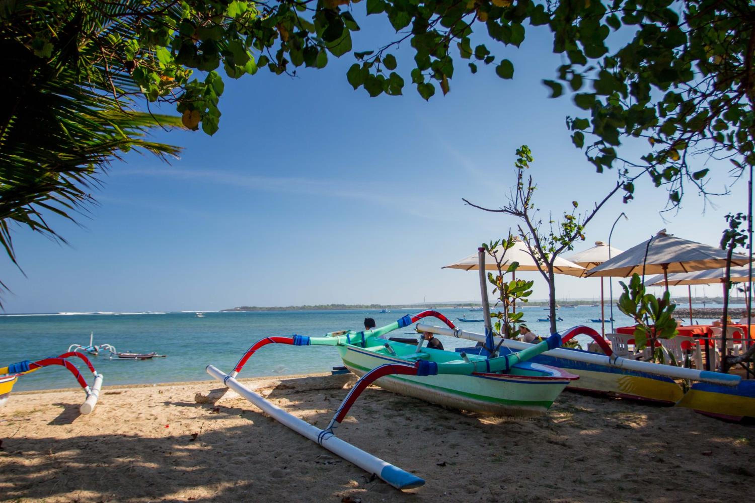 LA-BALI Villa Sanur, Spacious & Large 4BR with Private Pool, Pool Table, 5-Minutes walk to the Beach, Private Cook, Massage, Daily Tour