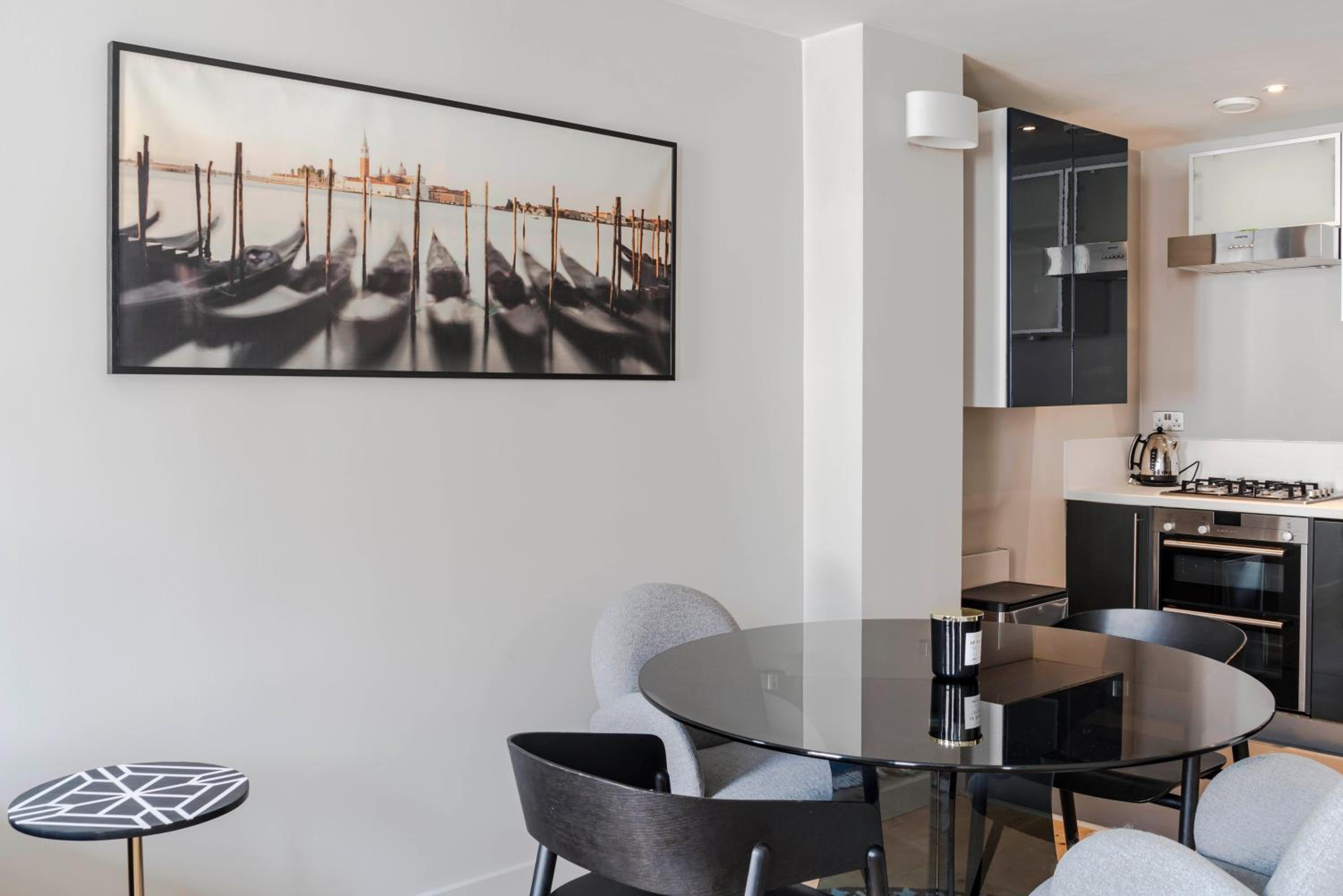 Immaculate 2-Bed Apartment in Prime Central London
