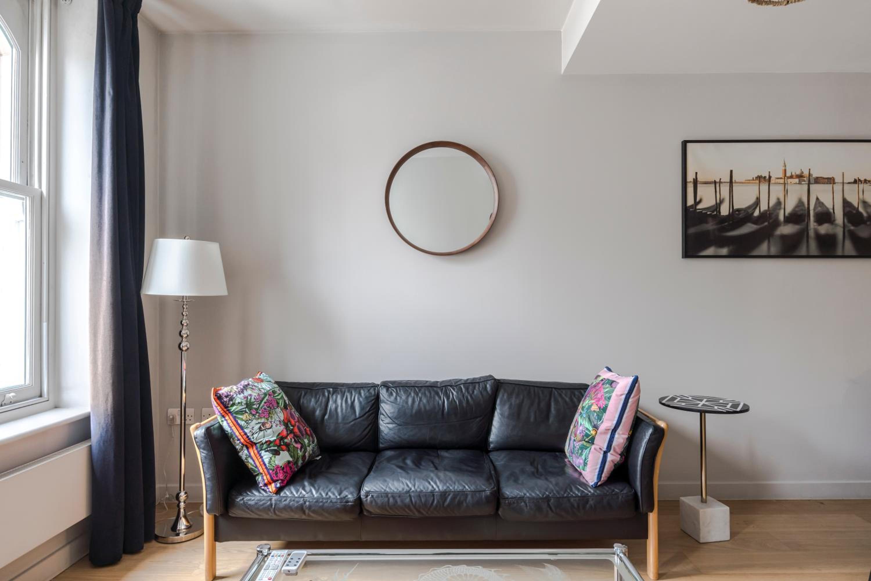 Immaculate 2-Bed Apartment in Prime Central London