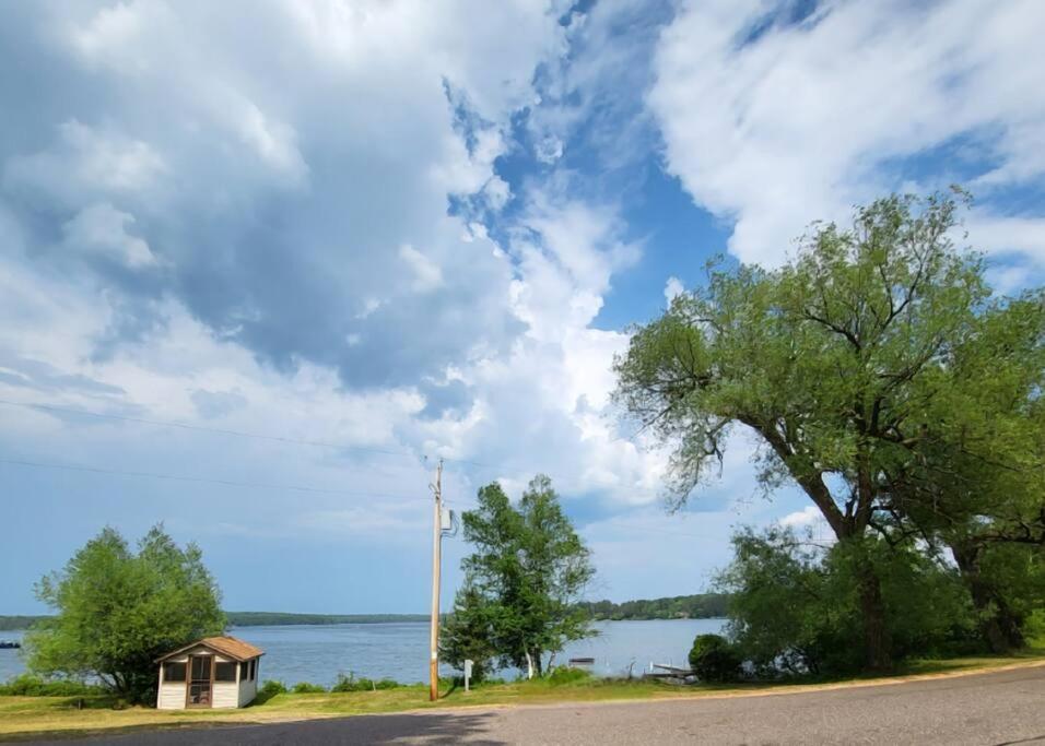 Adorable Old Timey Lakeside Log Cabin - Little House on the Big Arb view 5