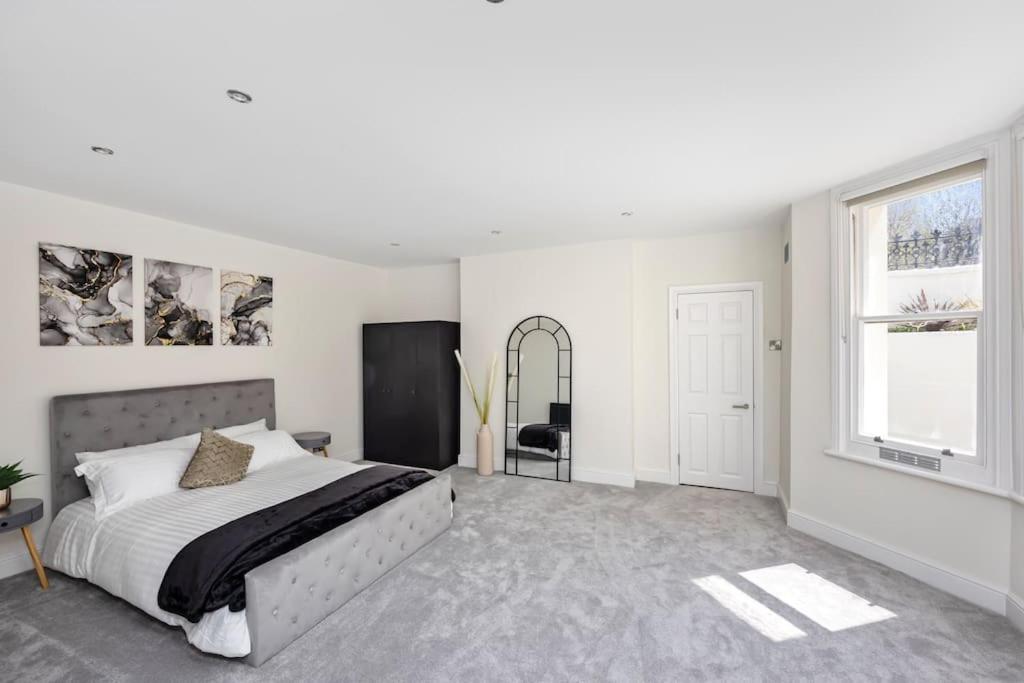 Beautiful 2 Bedroom Garden Flat view 2