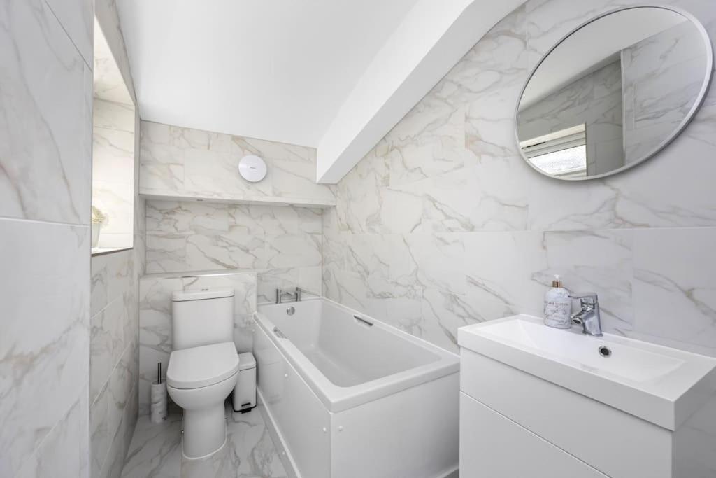 Beautiful 2 Bedroom Garden Flat view 3