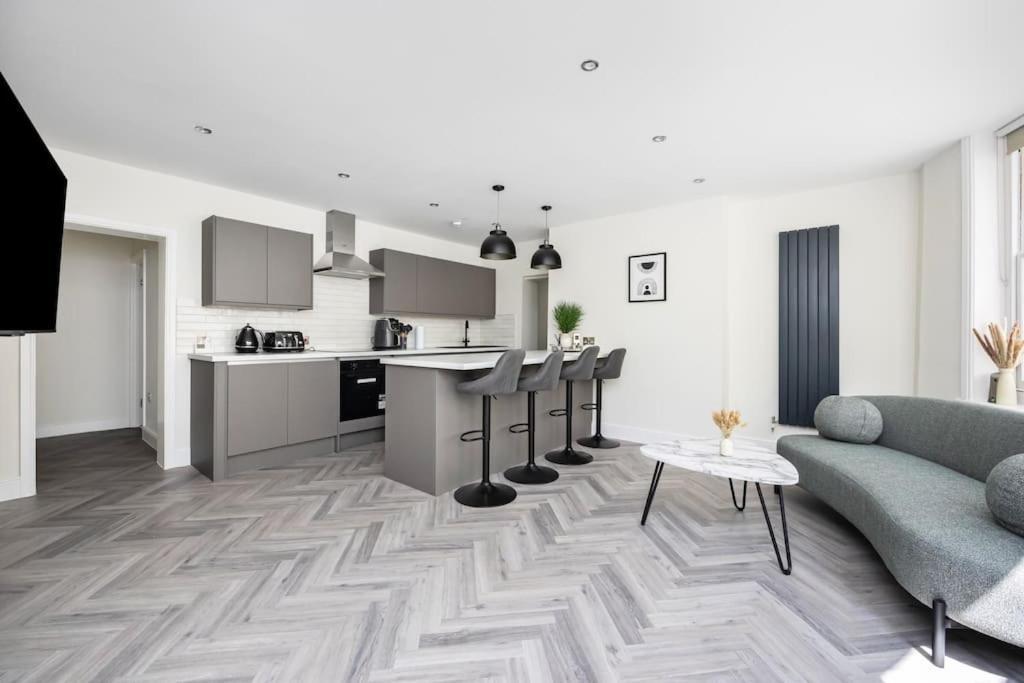 Beautiful 2 Bedroom Garden Flat view 4
