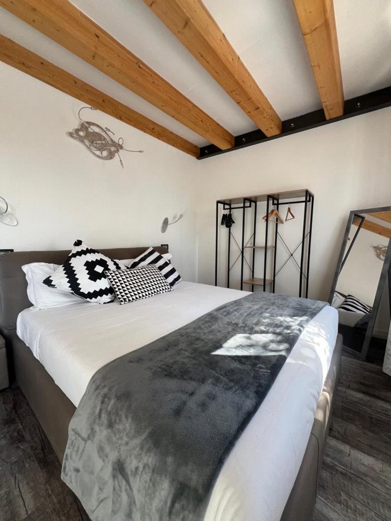 Caivano Rooms New Opening view 5