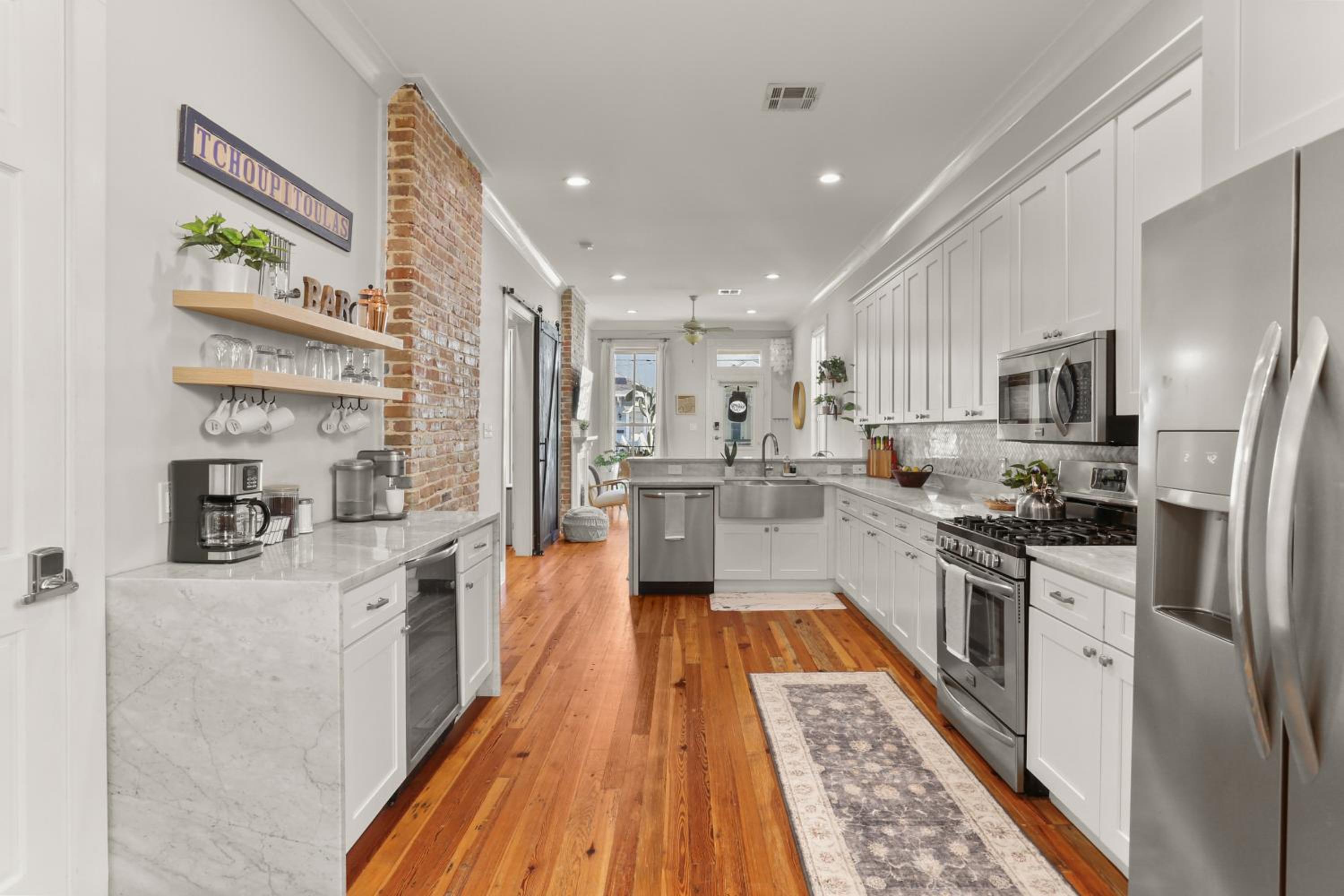 Upscale 3 Bed 2 Bath Private Home in Uptown New Orleans! Close to Magazine Street, Universities, & French Quarter view 2