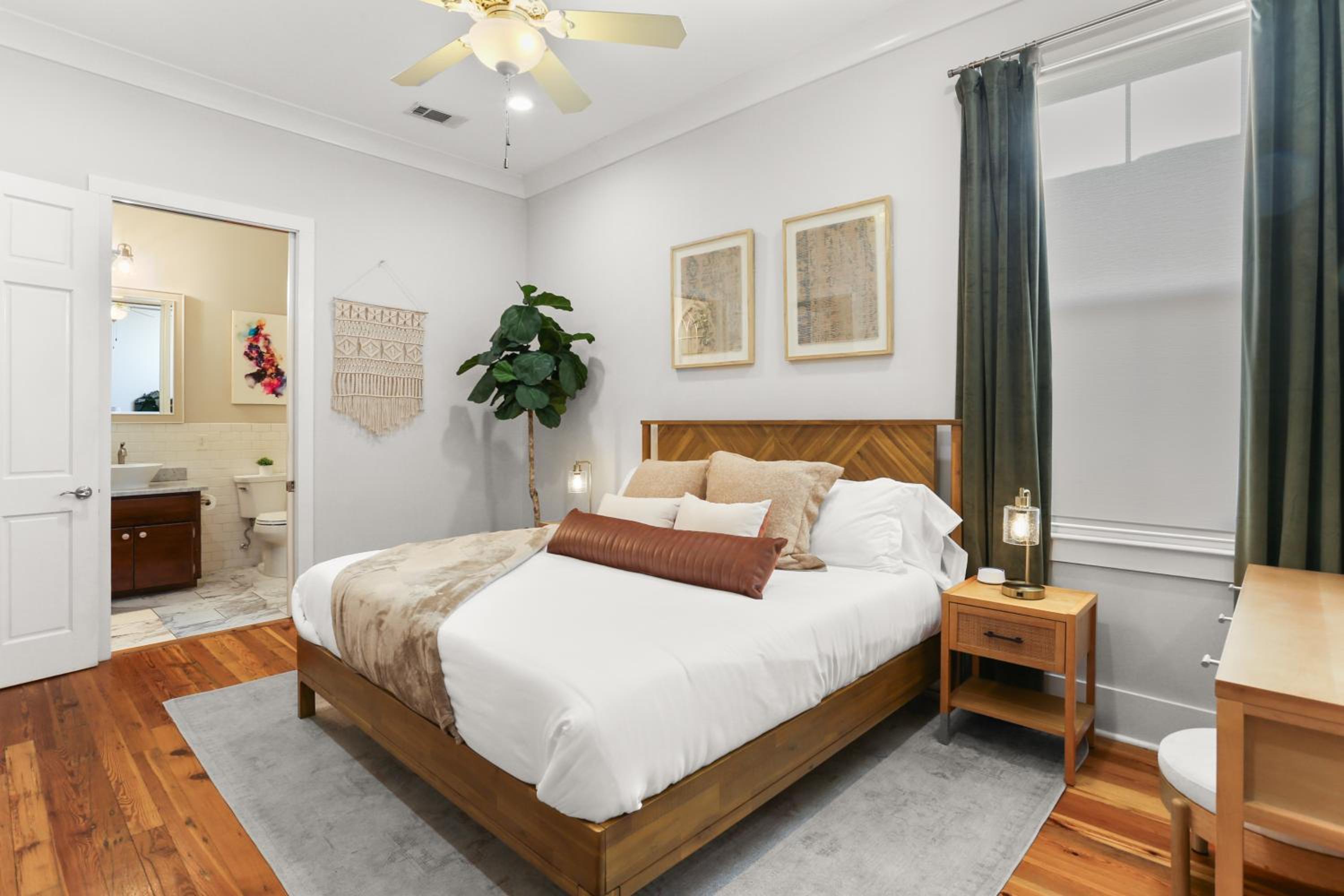 Upscale 3 Bed 2 Bath Private Home in Uptown New Orleans! Close to Magazine Street, Universities, & French Quarter view 3