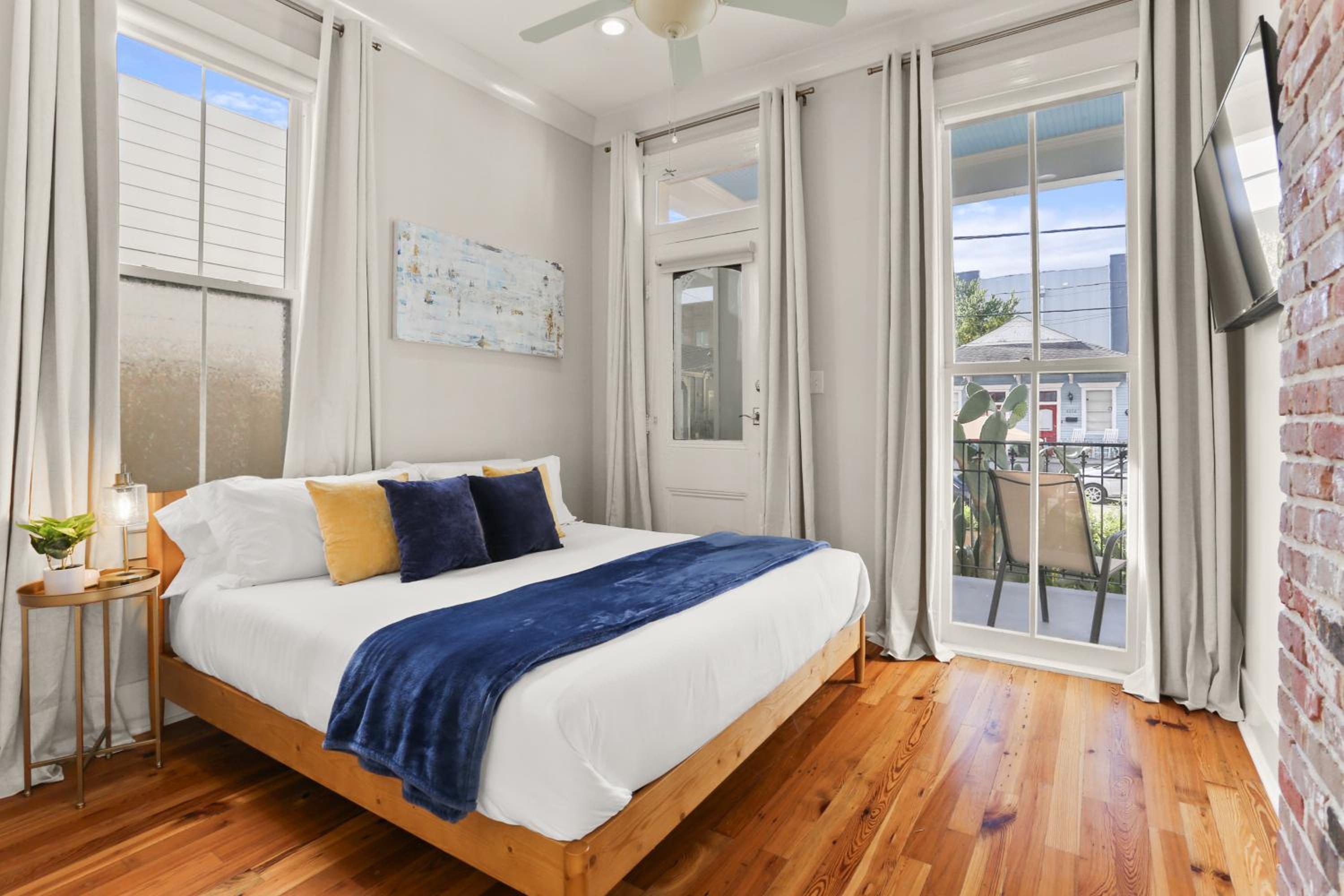 Upscale 3 Bed 2 Bath Private Home in Uptown New Orleans! Close to Magazine Street, Universities, & French Quarter view 5