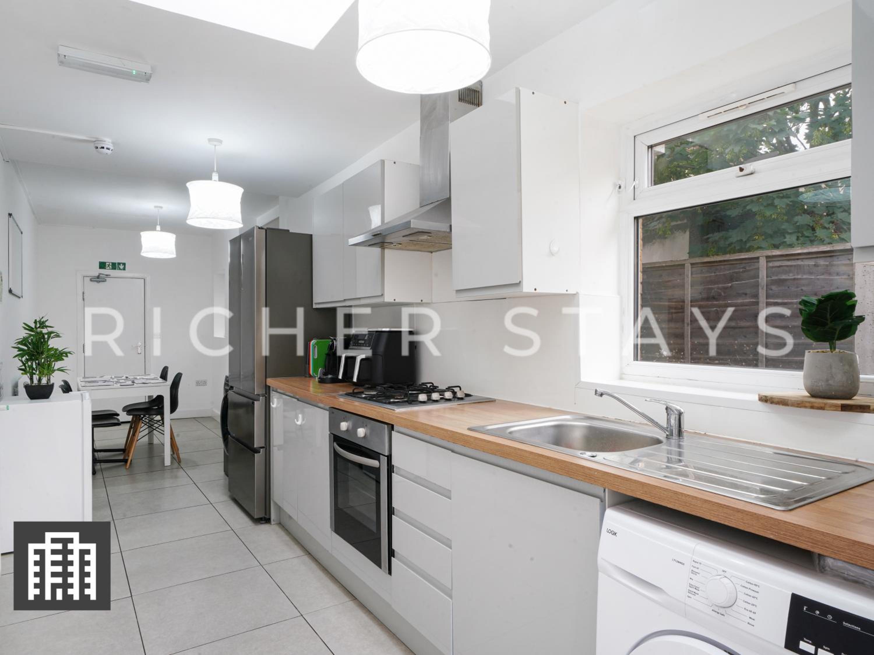 Large Home for Contractors & Families - Garden & Amenities
