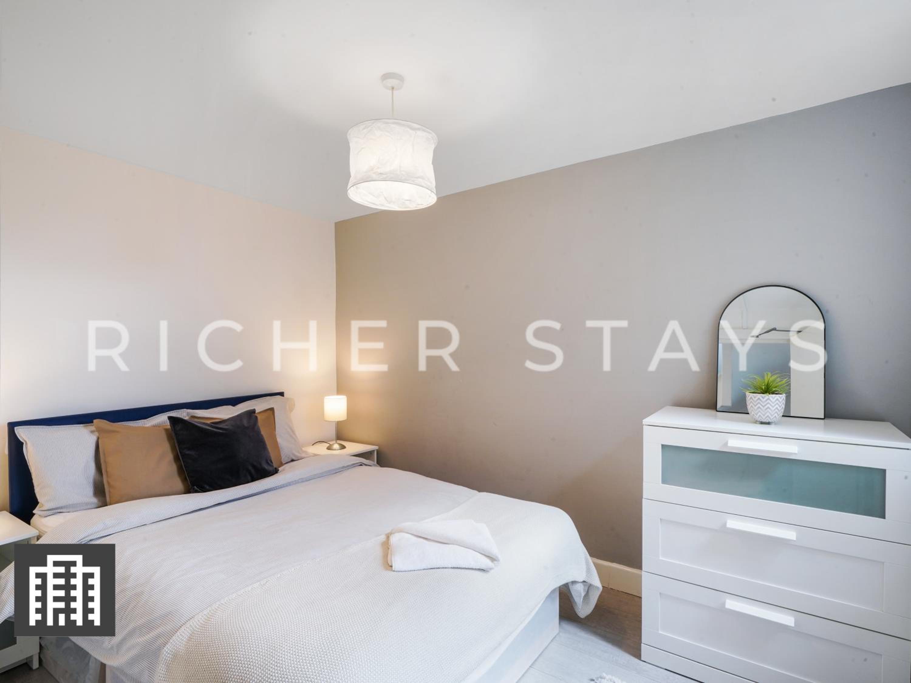 Large Home for Contractors & Families - Garden & Amenities