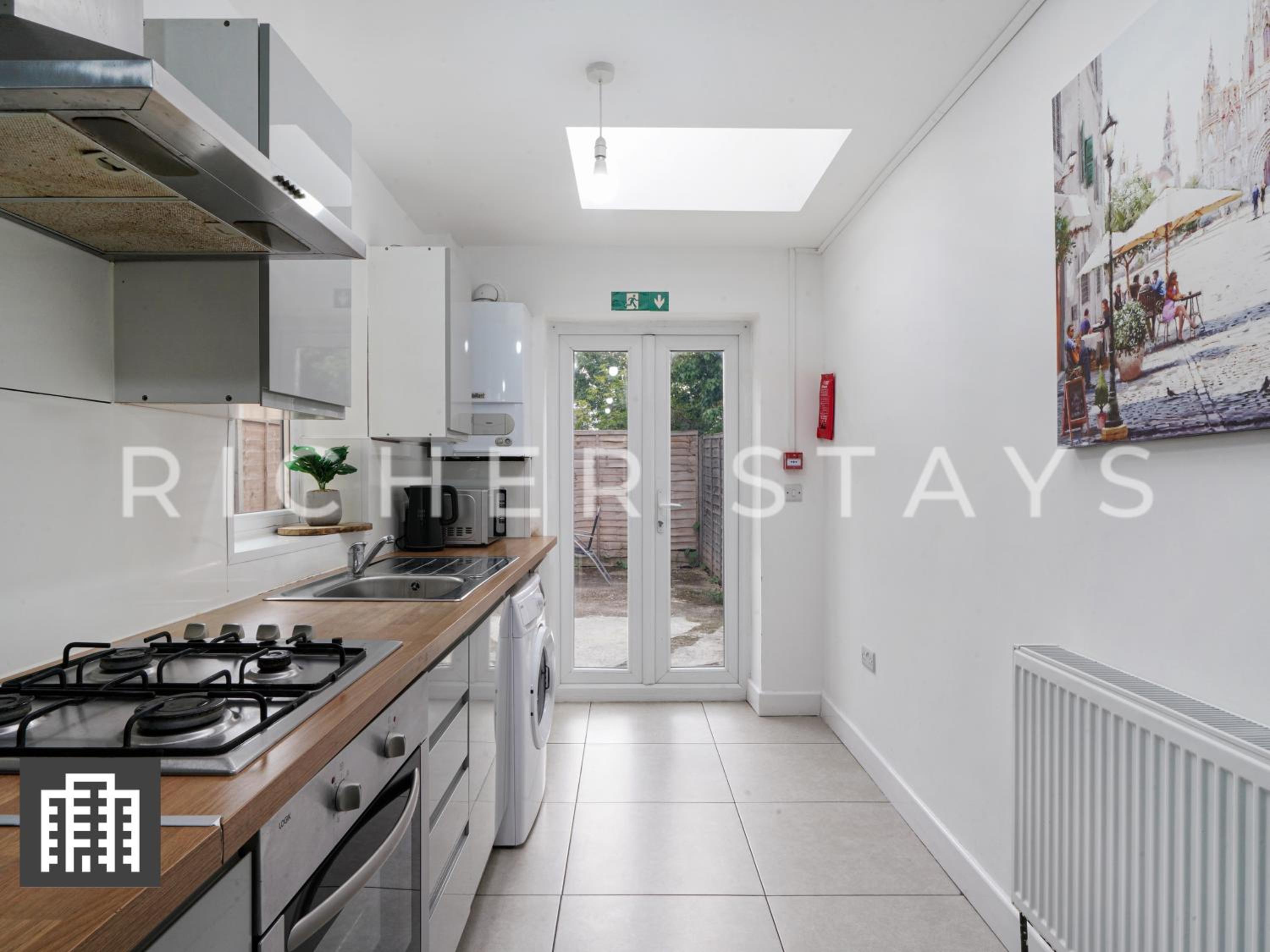 Large Home for Contractors & Families - Garden & Amenities