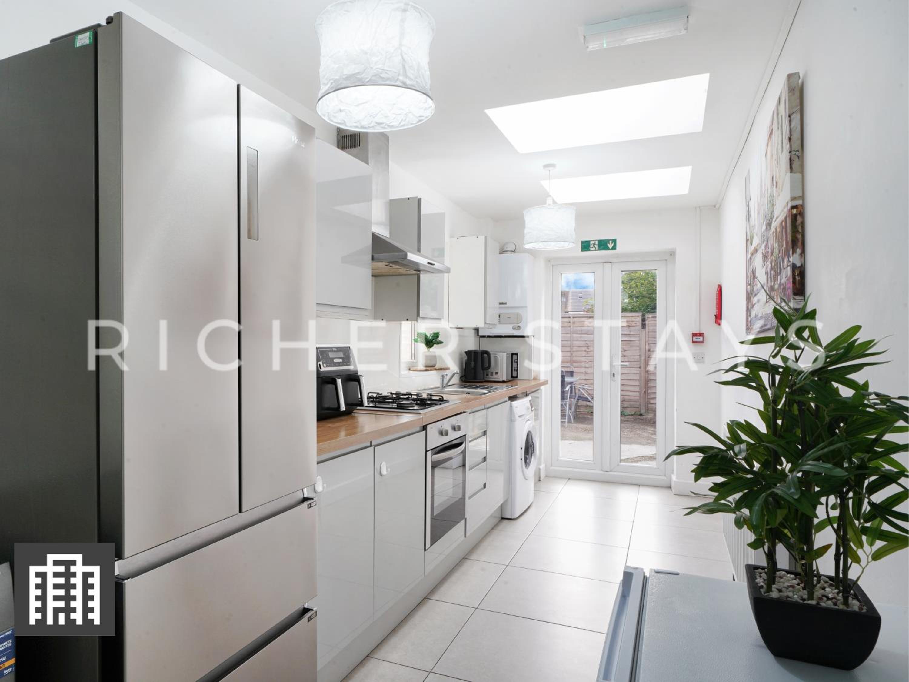 Large Home for Contractors & Families - Garden & Amenities