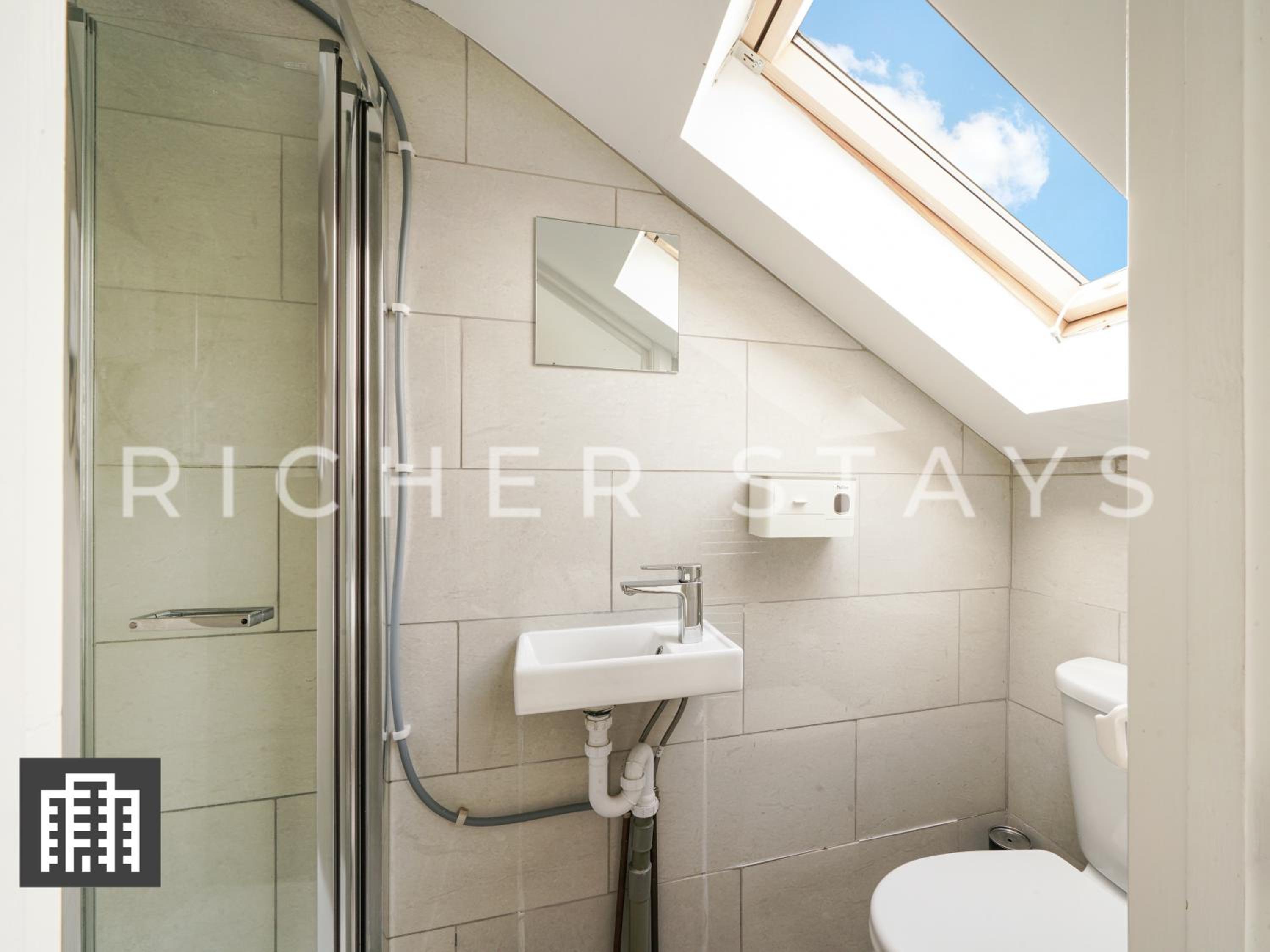 Large Home for Contractors & Families - Garden & Amenities