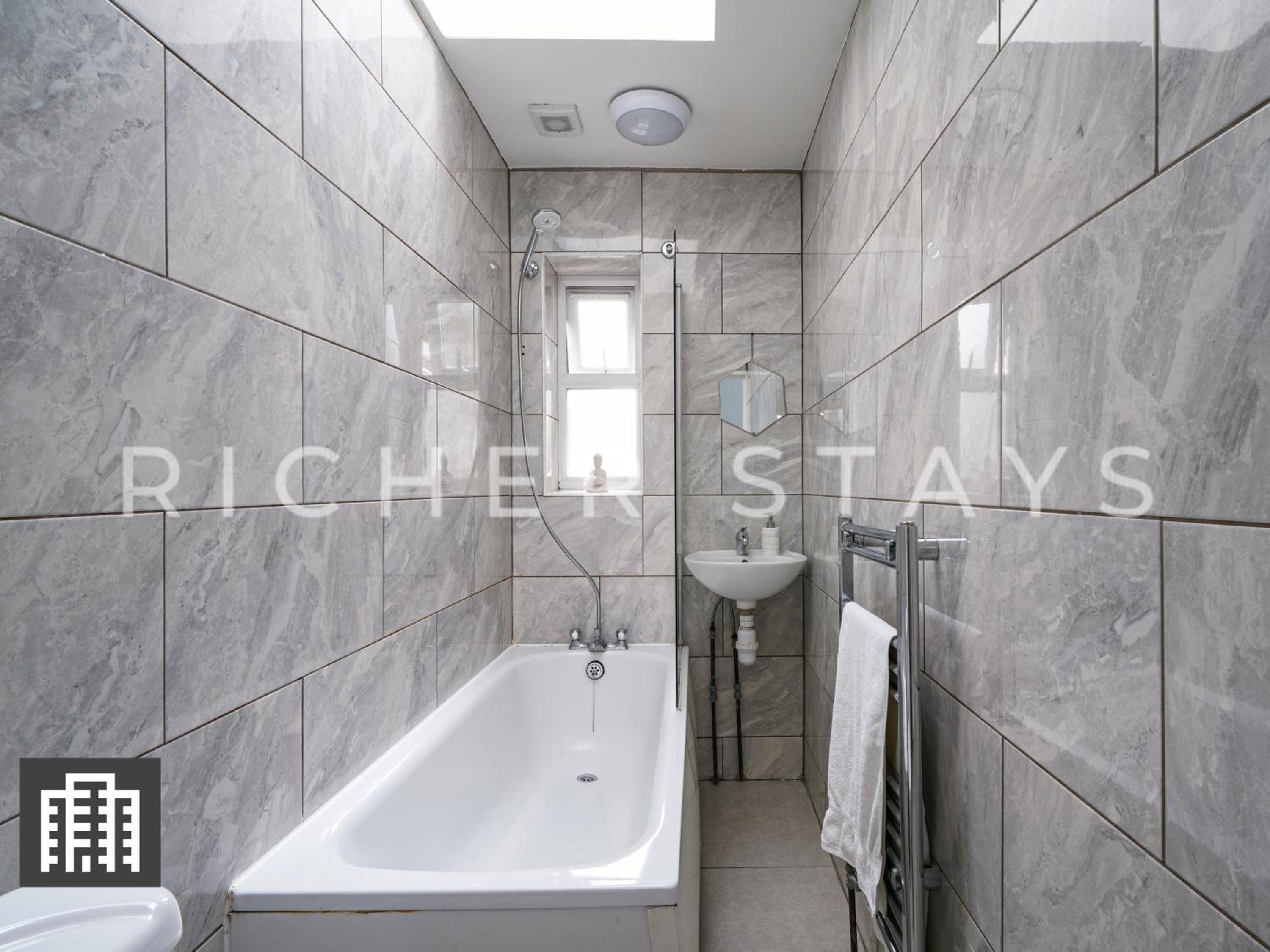 Large Home for Contractors & Families - Garden & Amenities