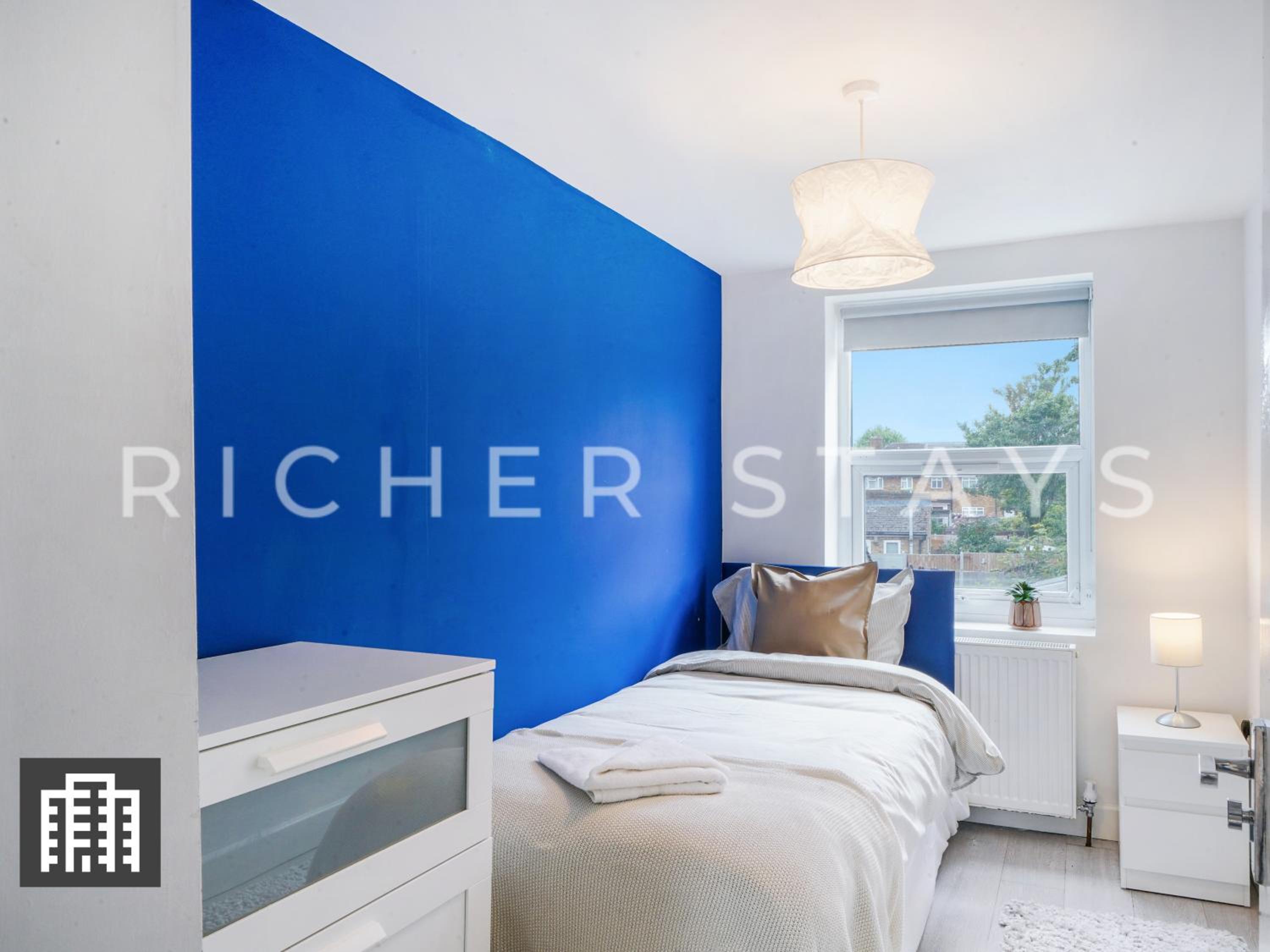 Large Home for Contractors & Families - Garden & Amenities