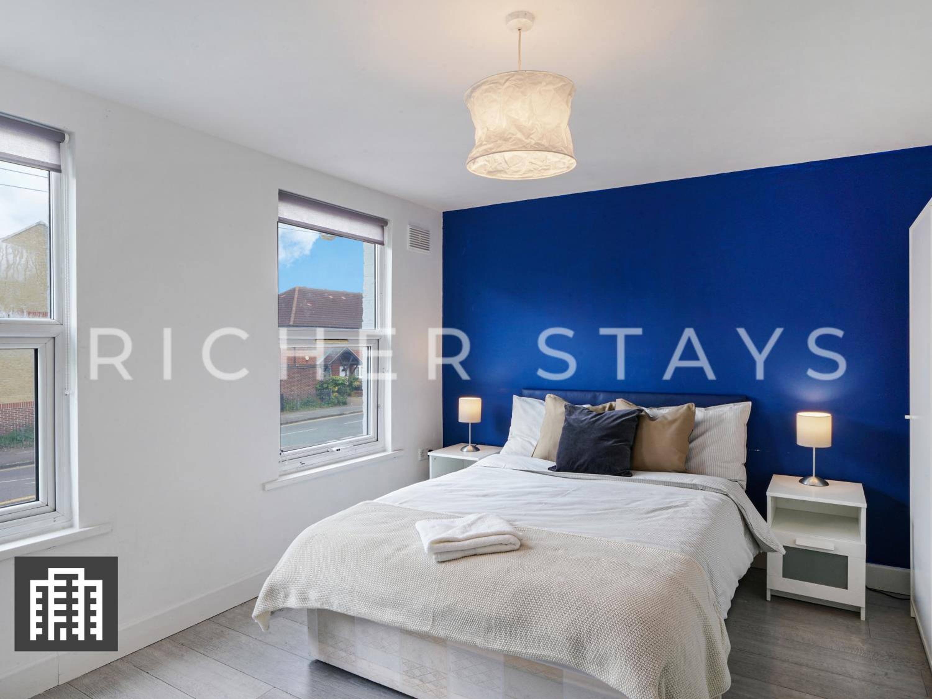 Large Home for Contractors & Families - Garden & Amenities