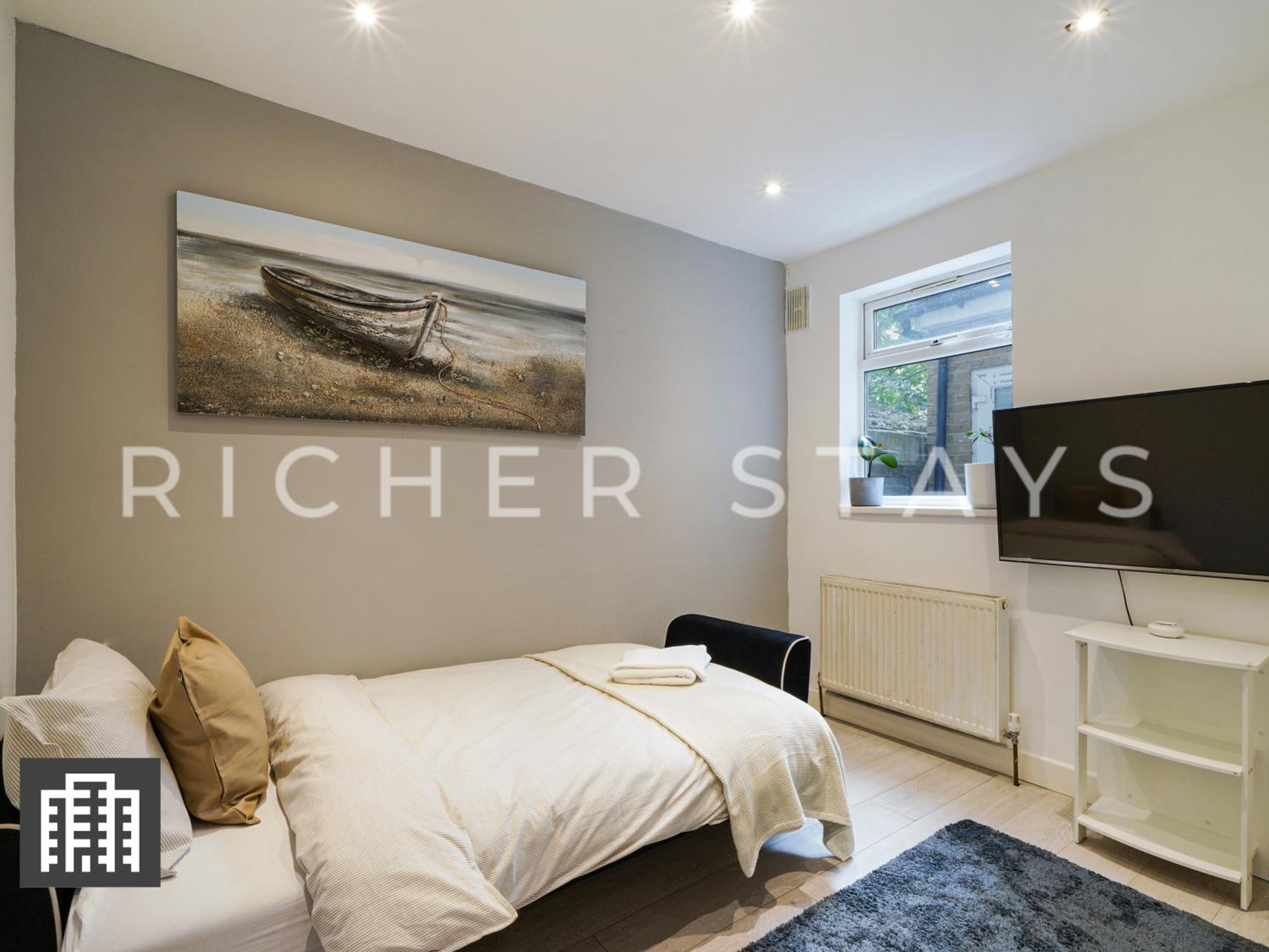 Large Home for Contractors & Families - Garden & Amenities