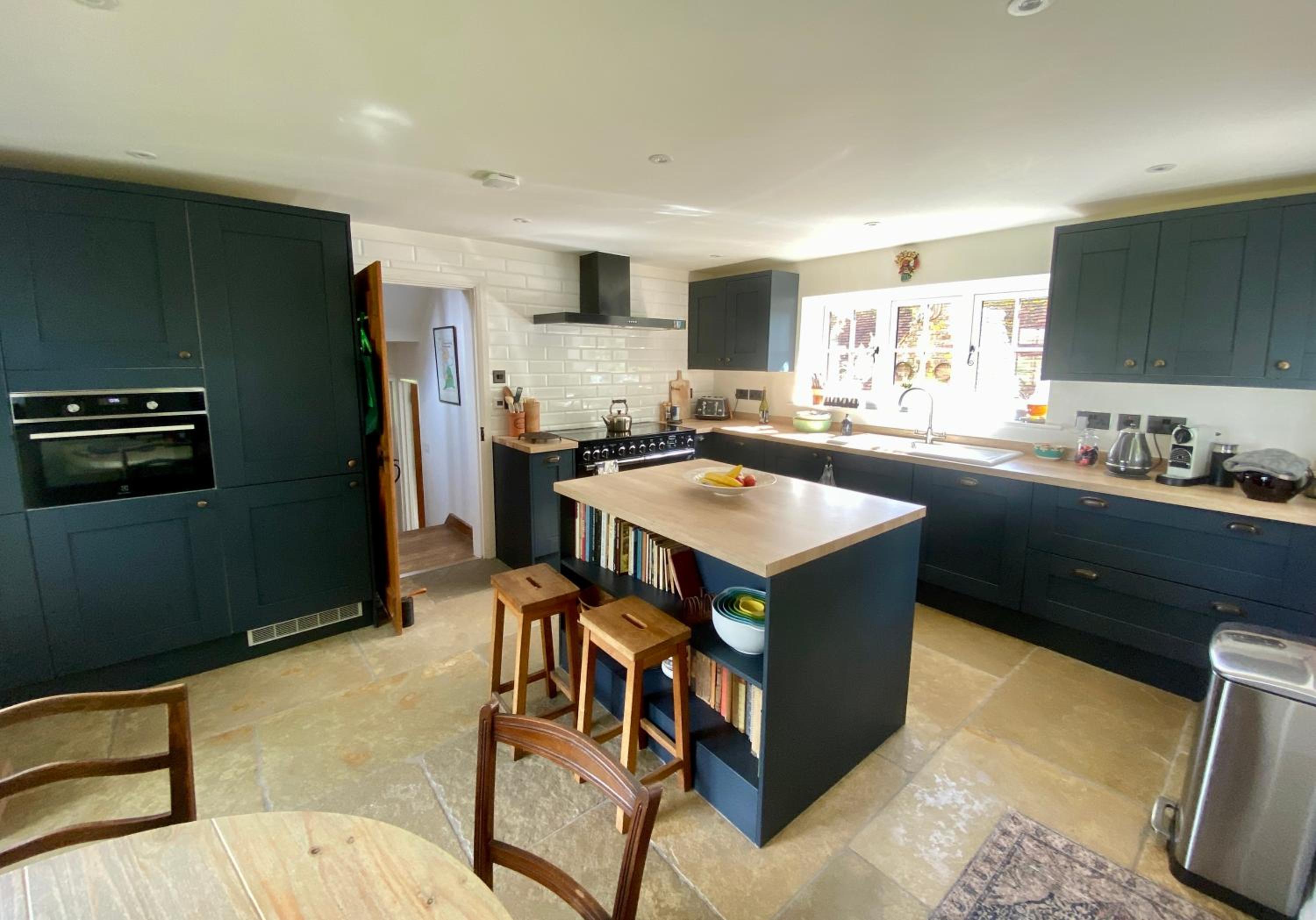 Idyllic Country House for Intimate and Large Gatherings, Hot tub, Games Room, Tranquil Setting, Views, Vineyards, Dogs