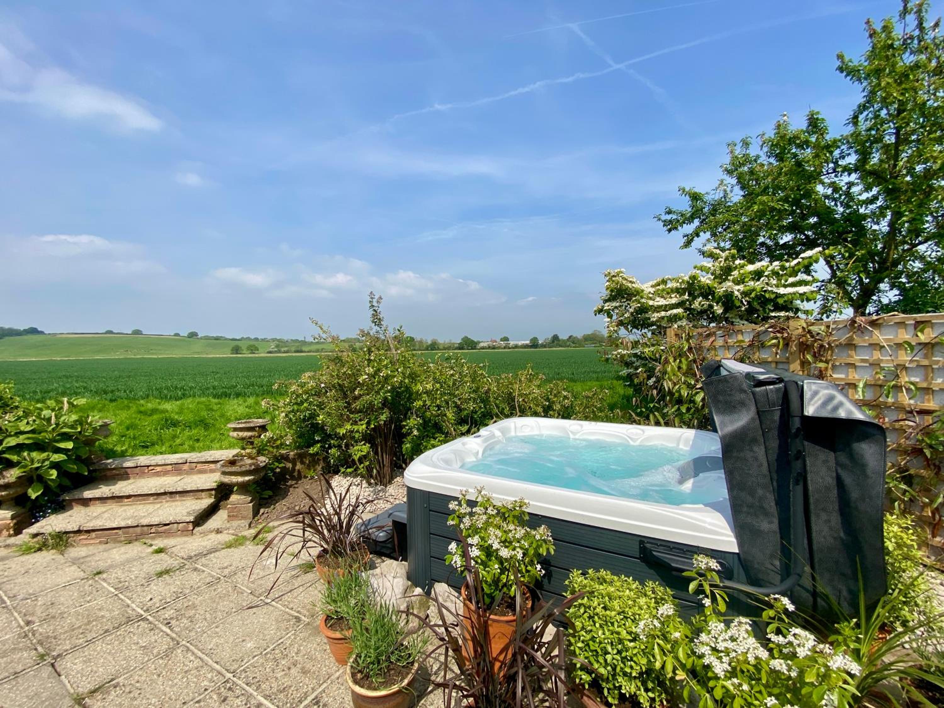 Idyllic Country House for Intimate and Large Gatherings, Hot tub, Games Room, Tranquil Setting, Views, Vineyards, Dogs