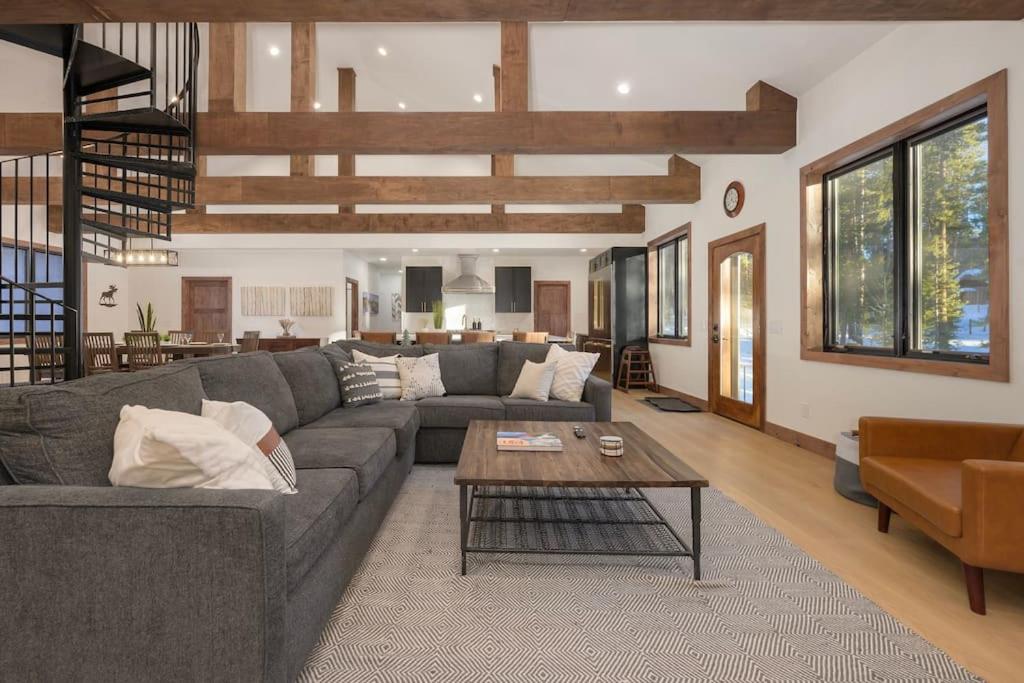 Luxury Mountain Retreat view 4