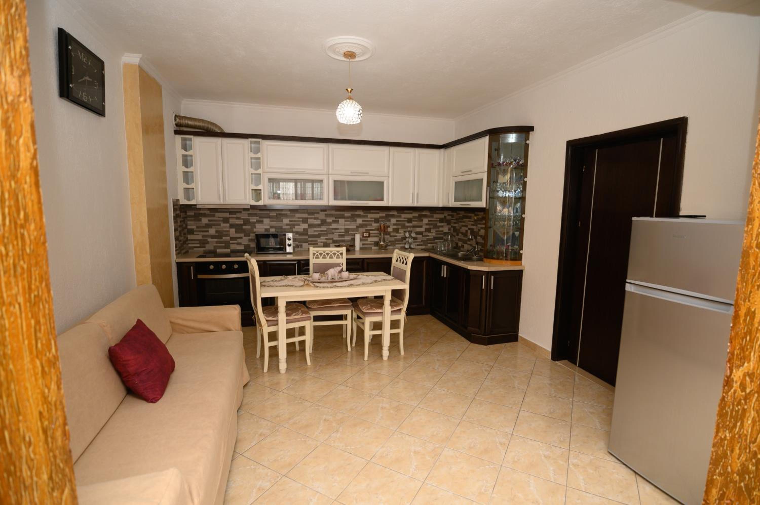Shuli's Apartments