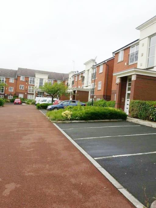 Central Stylish 2Bedroom flat with free parking view 3
