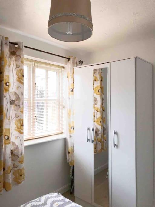Central Stylish 2Bedroom flat with free parking view 4