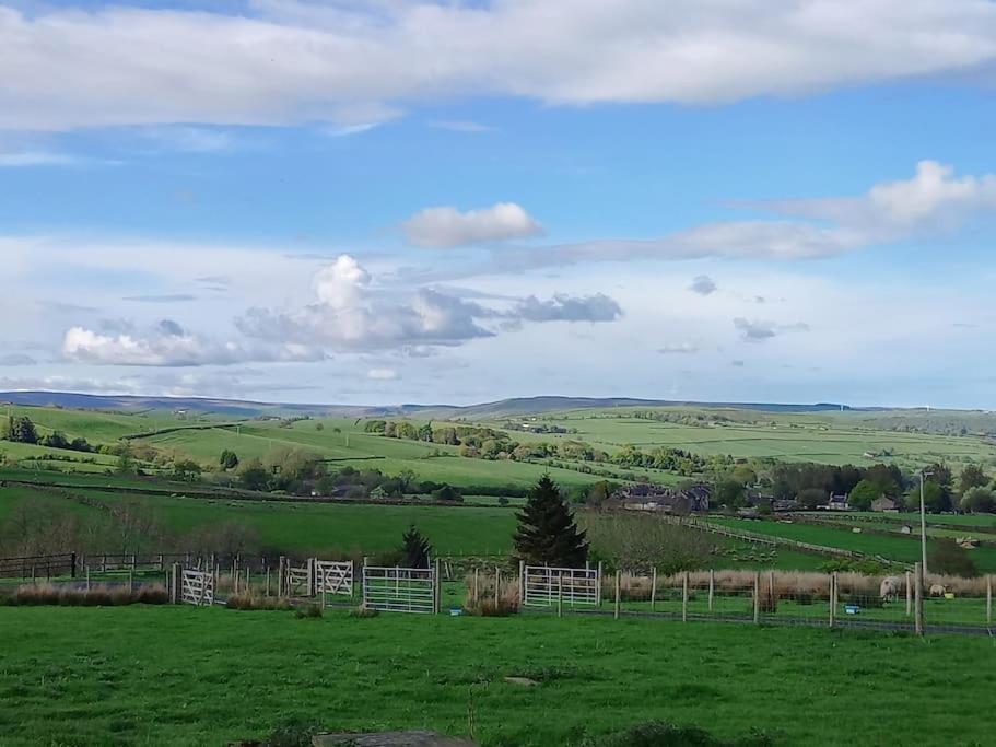 Cosy Shay Bank Cottage w/ Kingbed - Near Skipton. view 4