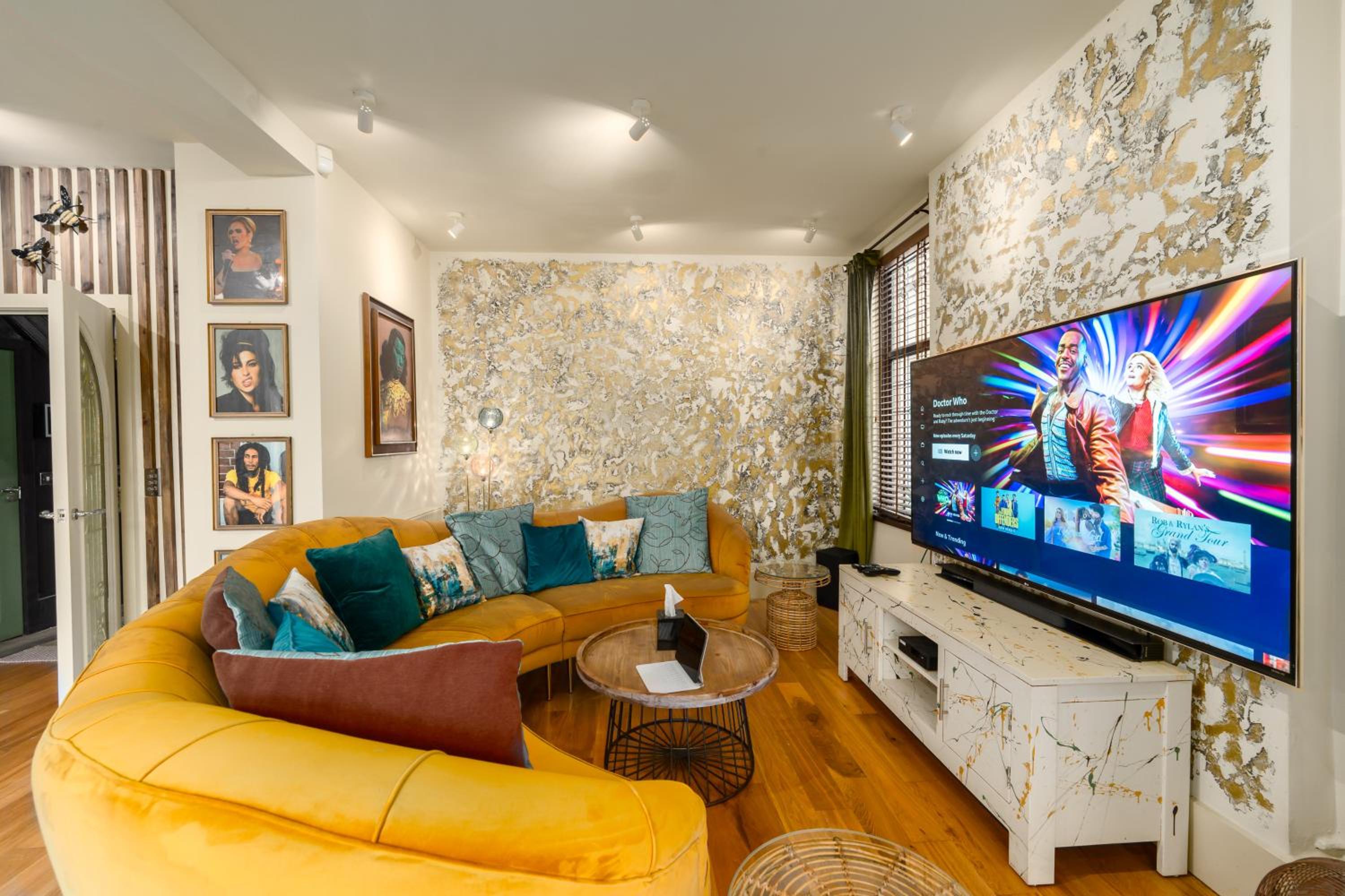 City Retreat, Spacious 4 Bed House, Games Room, Parking, Hot Tub & BBQ view 3