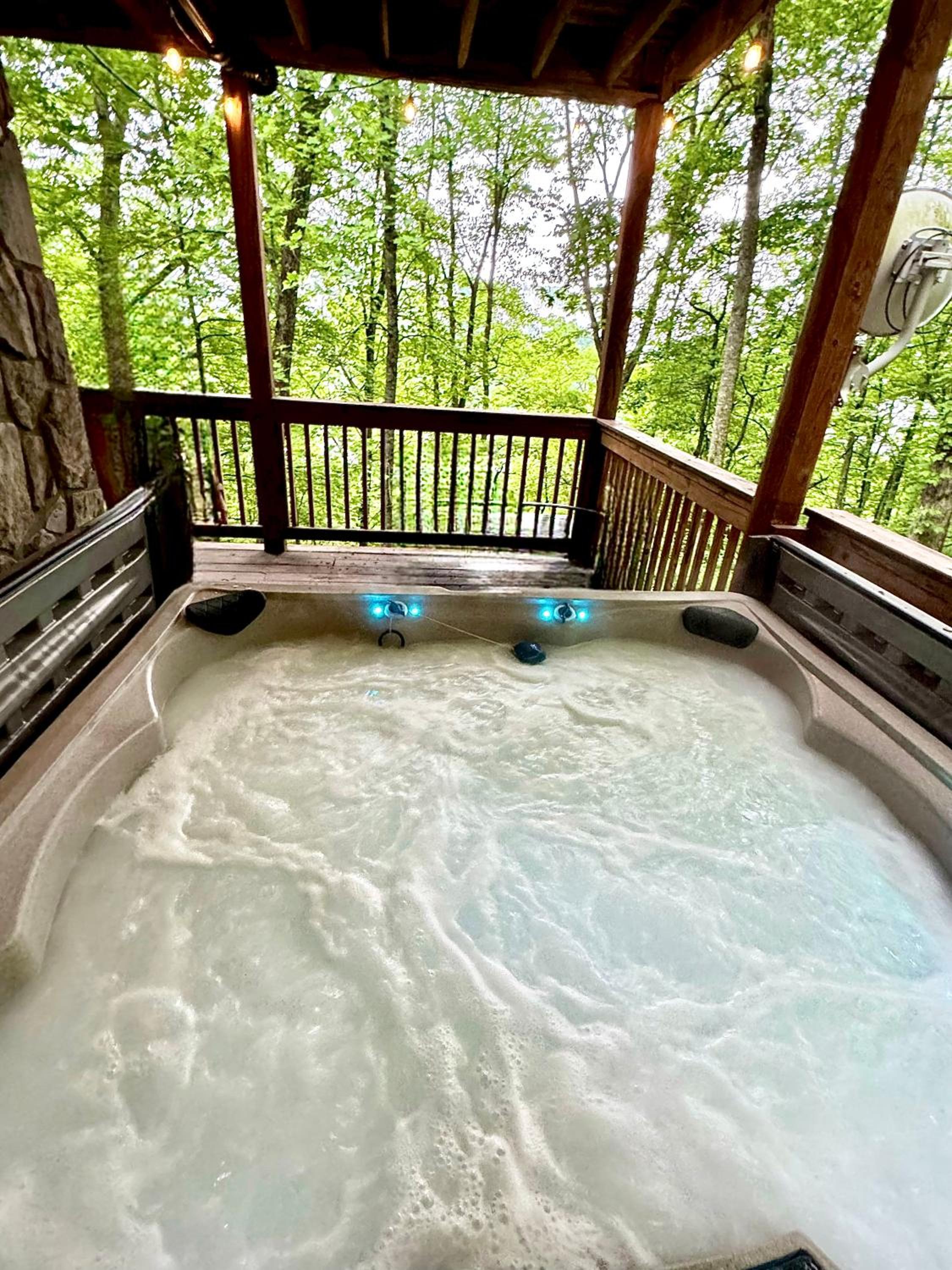 Firefly Lodge, hot tub, games, mountain views