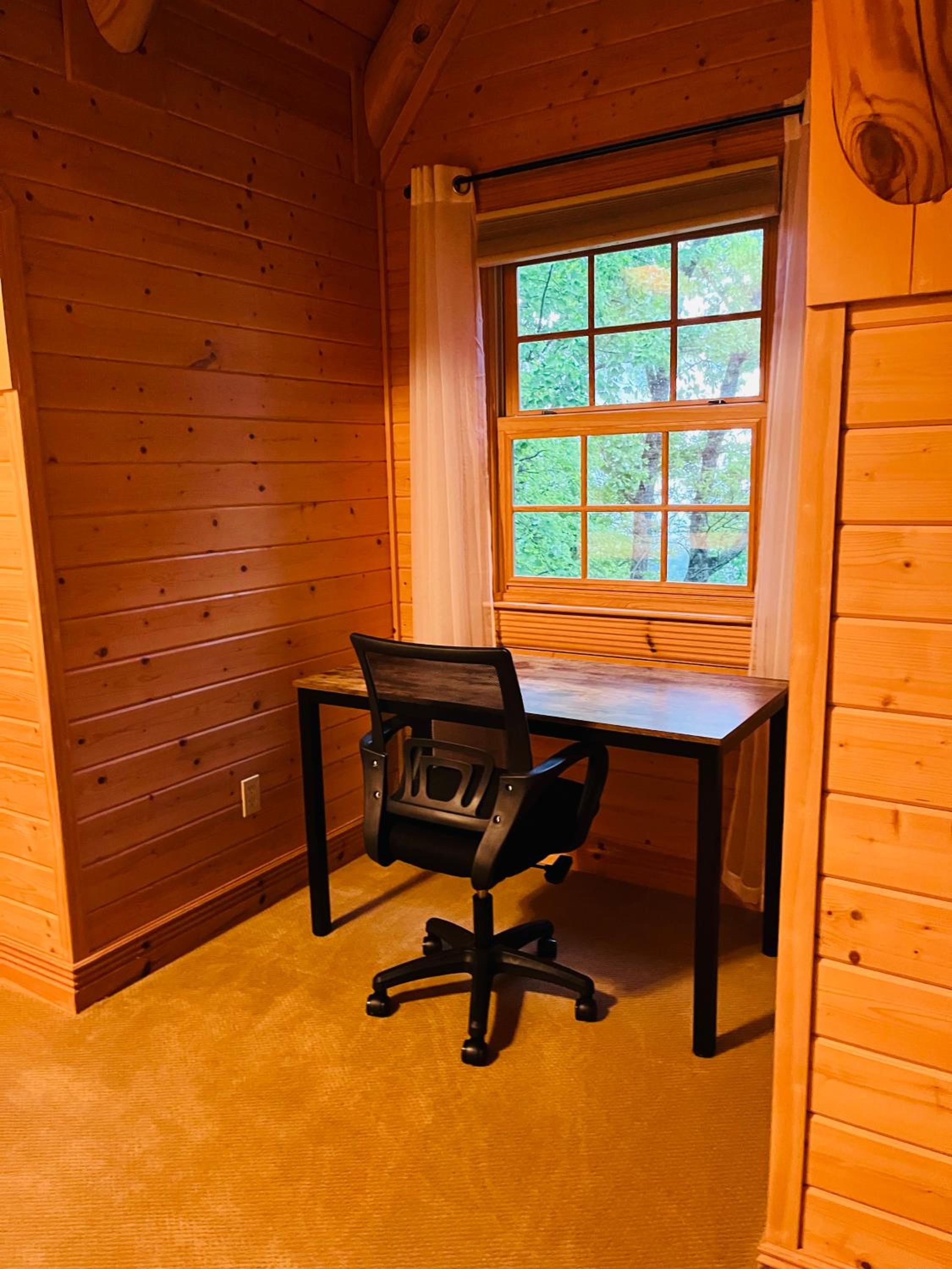 Firefly Lodge, hot tub, games, mountain views