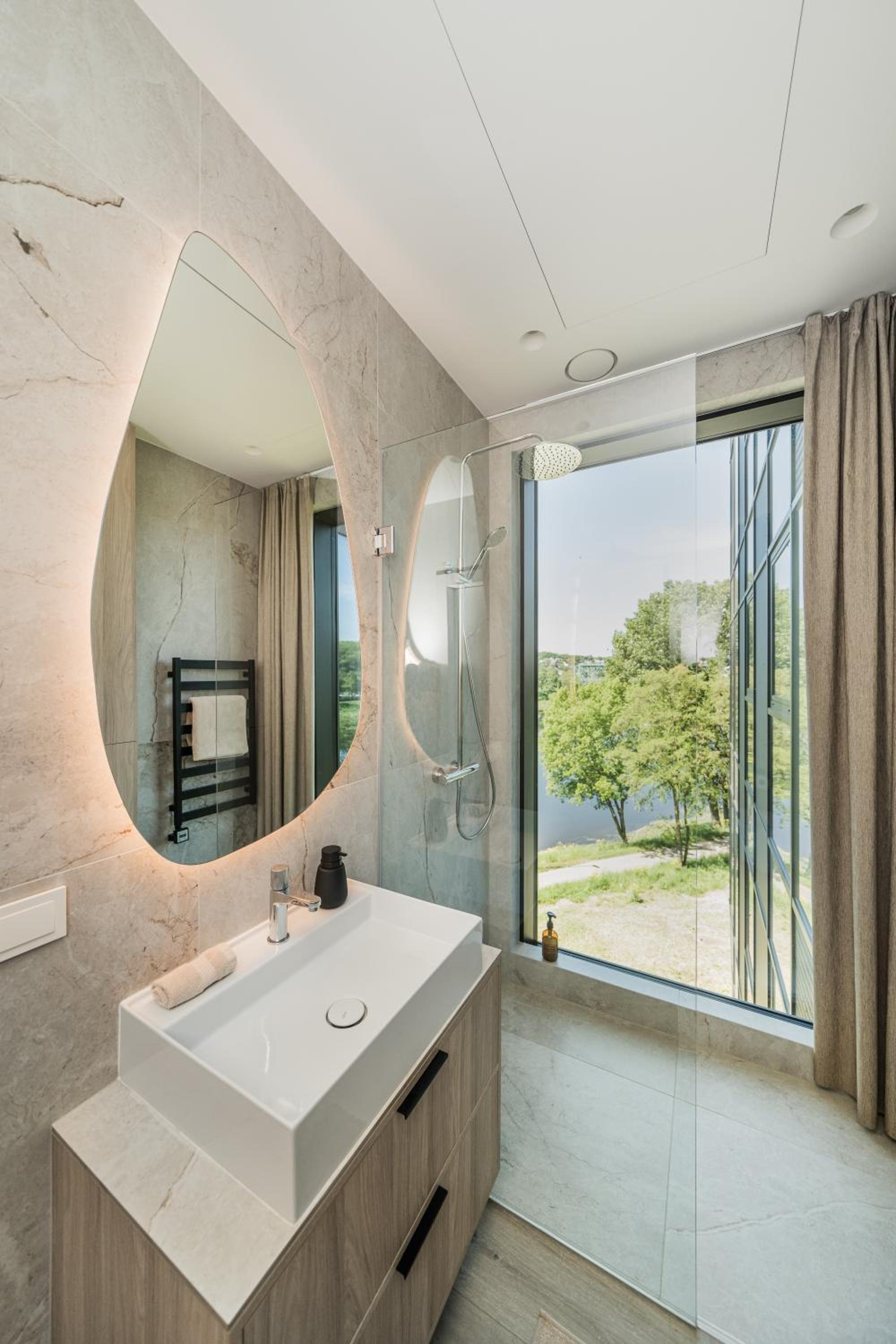Kaunorama Riverside Suite view 5