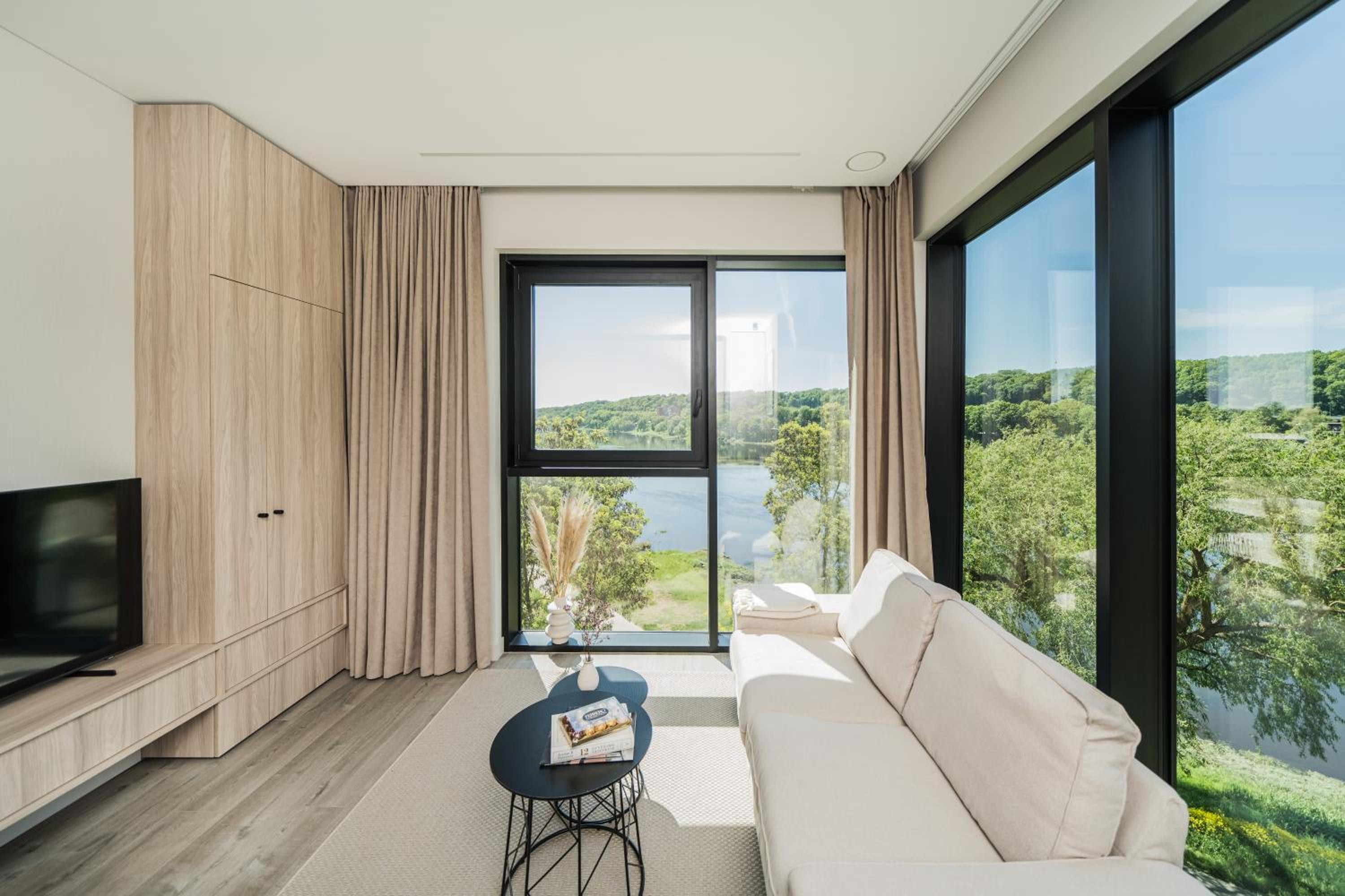 Kaunorama Riverside Suite view 3