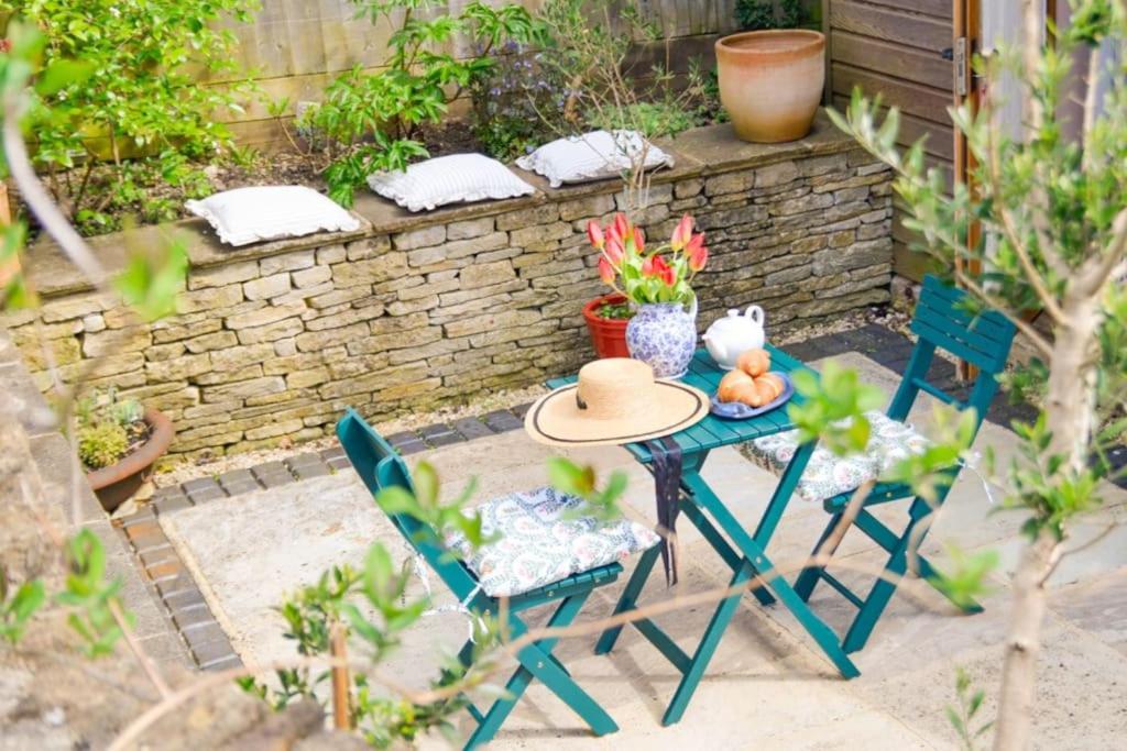 Bright & Beautiful Open Plan Coach House Painswick view 3